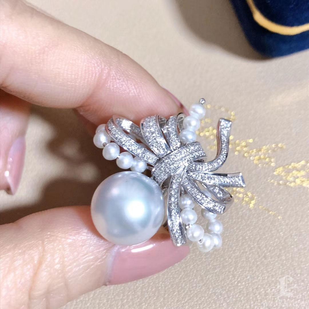 【Crown Radiance】Grand Bow South Sea Pearl & Diamond Cocktail Ring in 18k Gold For Sale 4