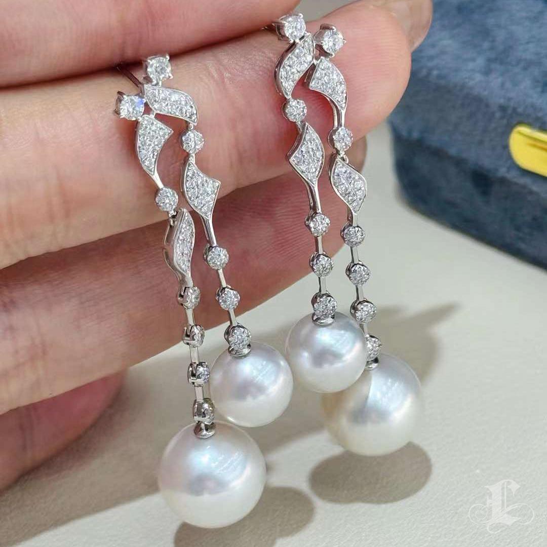 【Lustre Arc】Aurora Ribbon South Sea Pearl Diamond Drop Earrings In New Condition For Sale In New York, NY