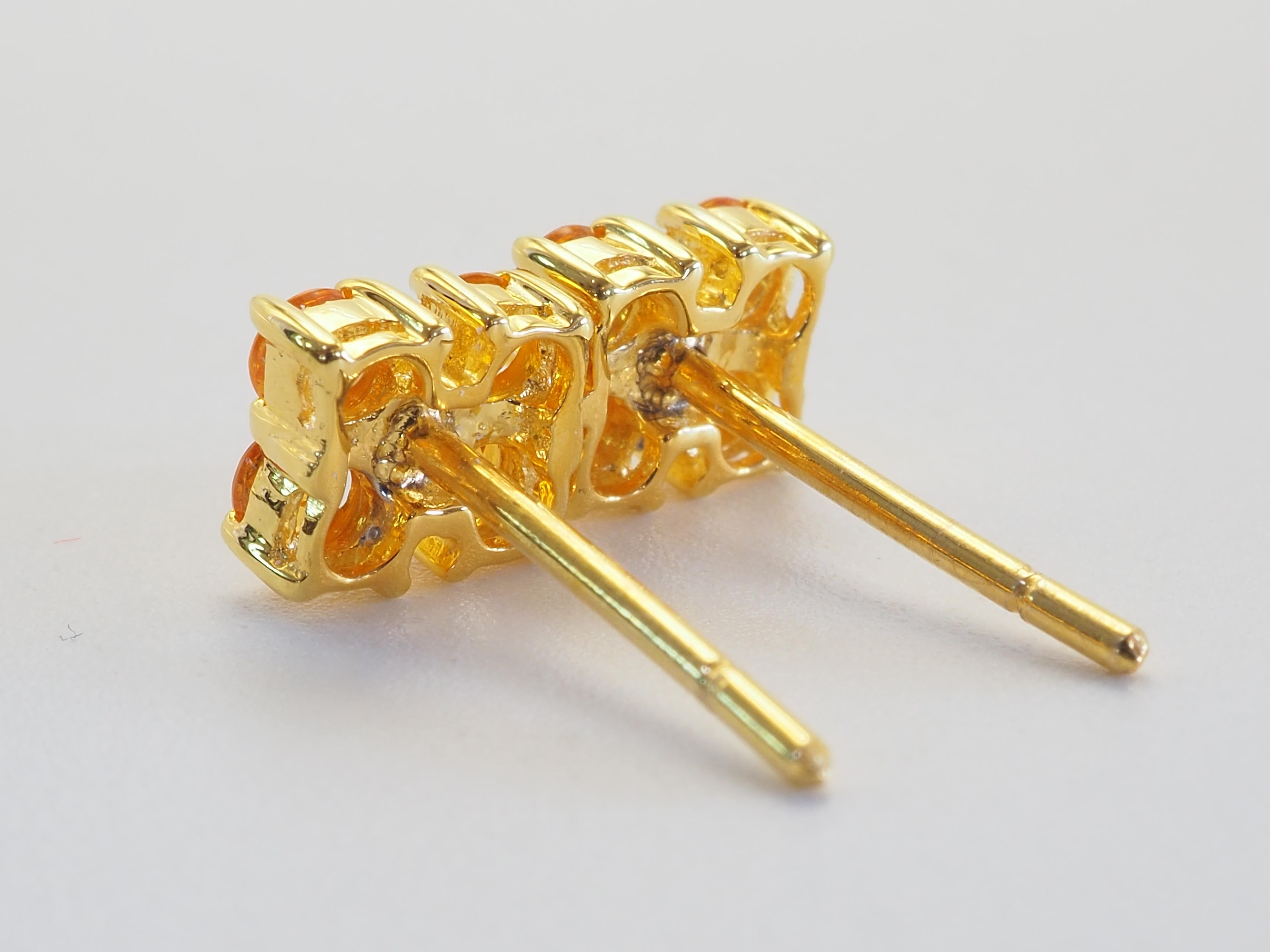 Orecchini geometrici belli e unici. Gli orecchini hanno una forma geometrica unica con incastonatura a griffe. In totale ci sono 8 zaffiri rotondi e colorati di colore giallo-arancio, quindi 4 per ogni orecchio. Sono ambientati in modo immacolato.