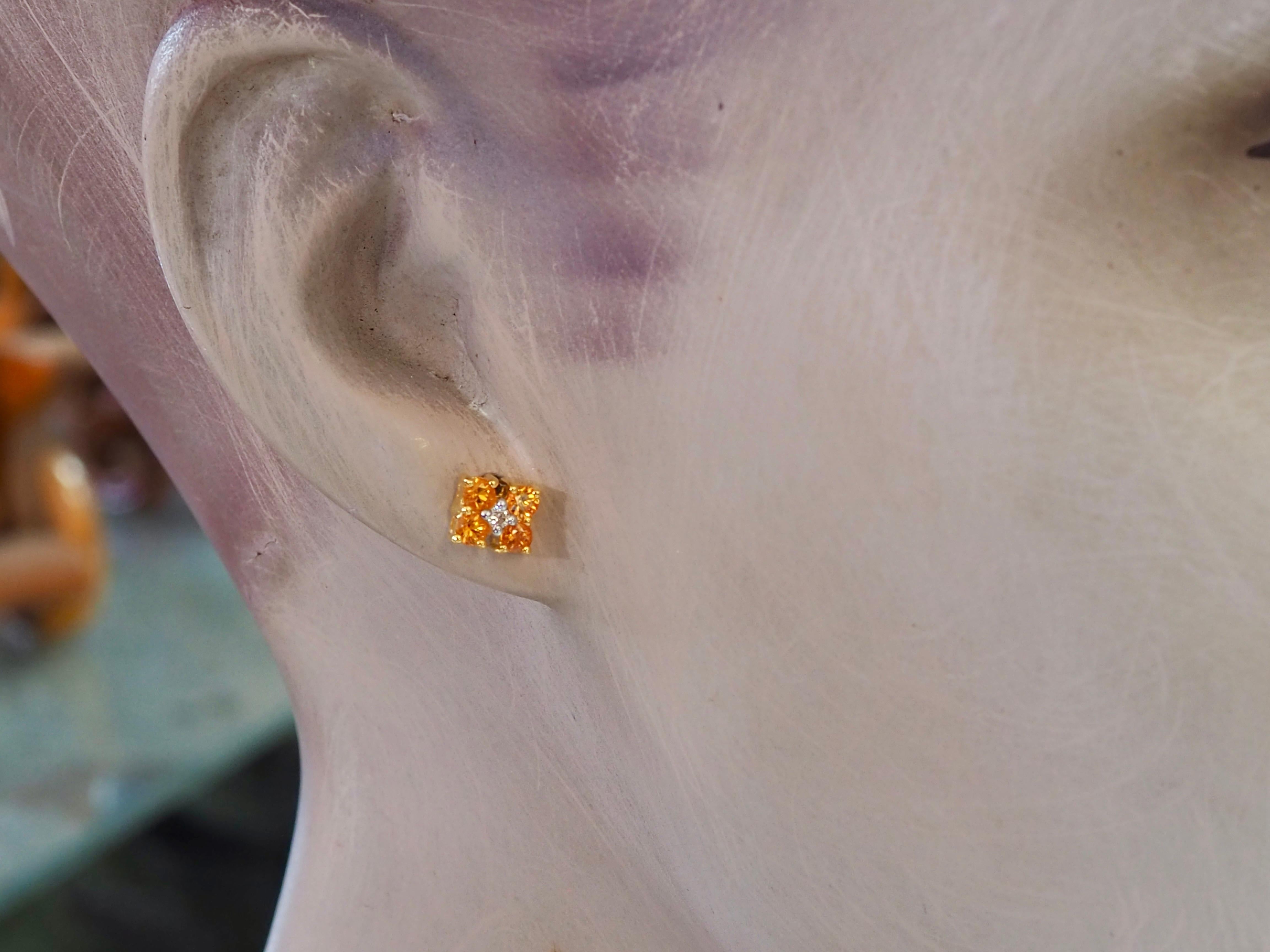 Orecchini in oro 18 carati con zaffiri rotondi giallo-arancio da 0,80 carati e diamanti da 0,04 carati In condizioni Nuovo in vendita a เกาะสมุย, TH