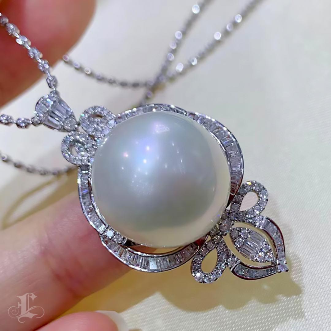 【Crown Radiance】Aurora Regal 16-17mm South Sea Pearl Diamond Pendentif Neuf - En vente à New York, NY