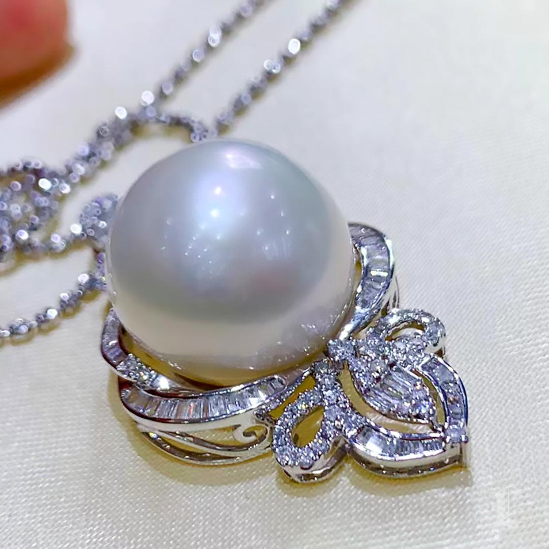 【Crown Radiance】Aurora Regal 16-17mm South Sea Pearl Diamond Pendentif Pour femmes en vente