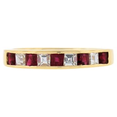 Bague à anneau en or 18 carats avec diamants et rubis de taille carrée alternant 0,88 carat