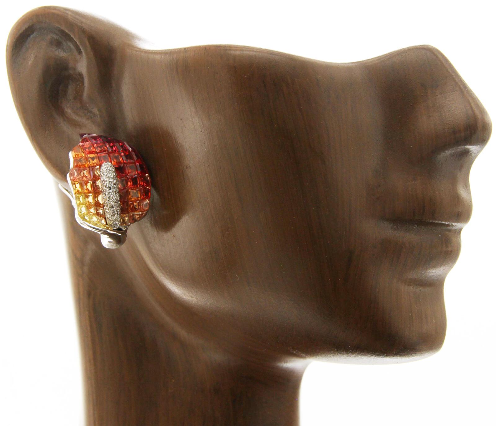Boucles d'oreilles en or 18 carats avec saphir orange de 12,6 carats serti invisible et diamants de 0,09 carat en vente 1