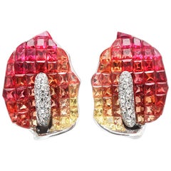 Boucles d'oreilles en or 18 carats avec saphir orange de 12,6 carats serti invisible et diamants de 0,09 carat