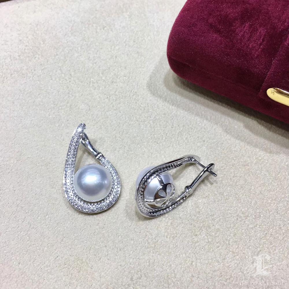 【Lustre Arc】Flowing Pavé Diamond South Sea Pearl Formal Elegance Earrings For Sale 3