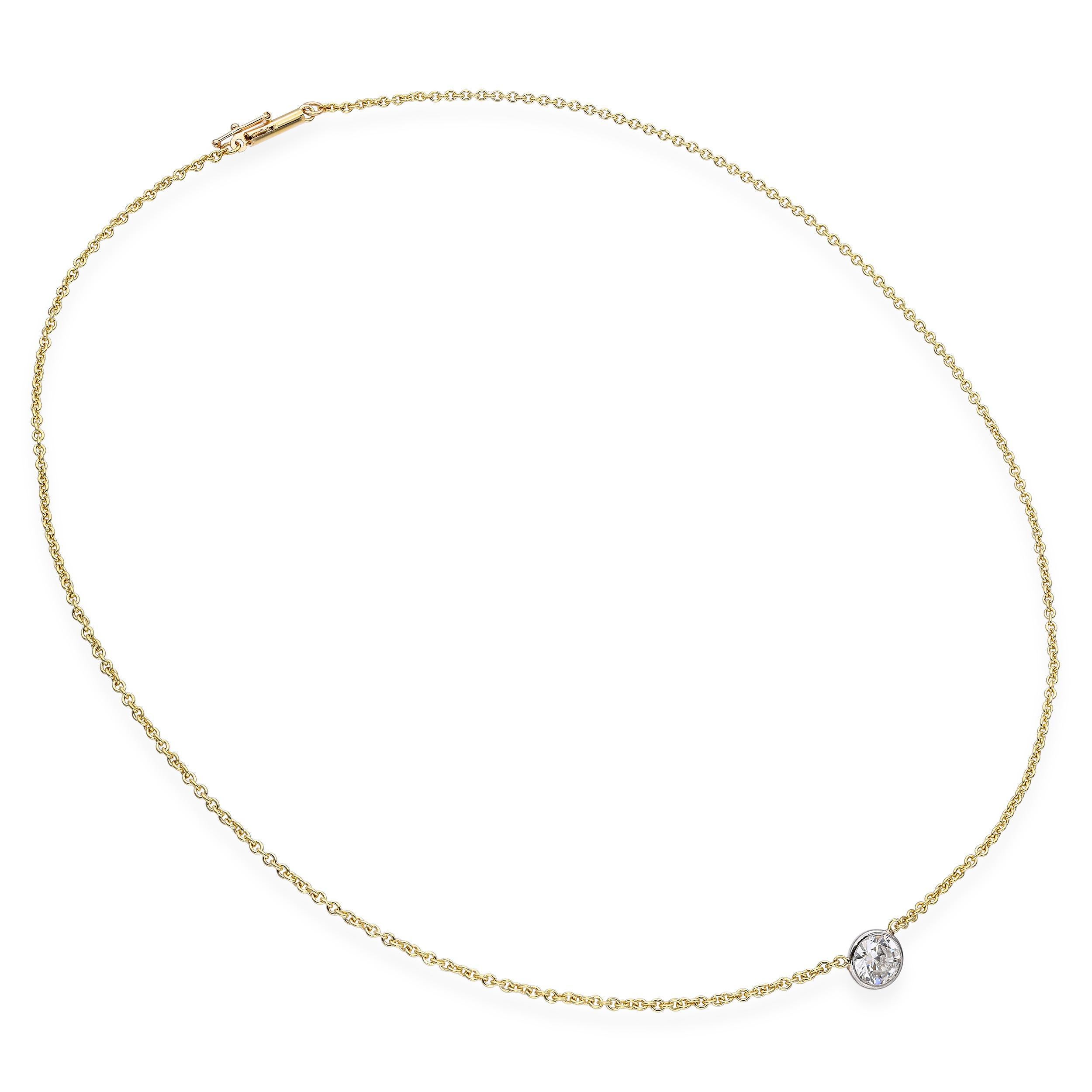 Cet élégant collier en or 18 carats est orné d'un diamant rond de taille brillant de 0,90 carat serti en chaton pour un look épuré et moderne. De couleur H et de pureté VS, le diamant offre un éclat impressionnant et une brillance exceptionnelle. Le