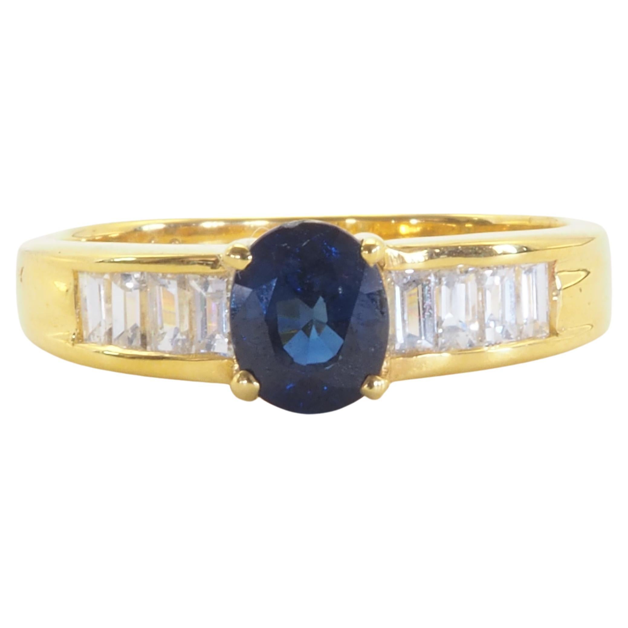 Anillo de compromiso de oro de 18 quilates con zafiro azul ovalado de 0,90 ct y diamante baguette de 0,50 ct