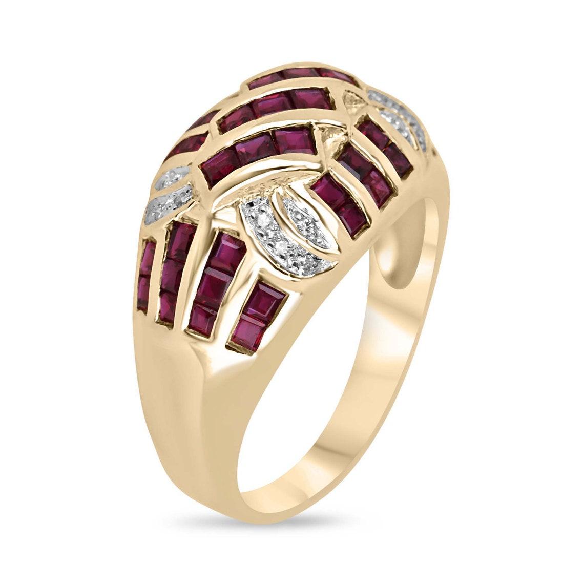 Dieser exquisite Vintage-Ring zeigt die zeitlose Schönheit von 41 roten Rubinen im Prinzessinnenschliff, die in einer Kanalfassung eingebettet sind. Sie sind mit mikro-runden Diamanten besetzt, die ihre Brillanz anmutig zur Geltung bringen, und das