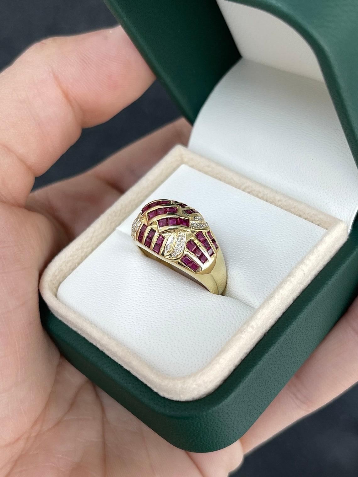 18K Gold 0,95tcw Rubin & Diamant-Cluster-Cluster-Ring mit breitem Band, Rubin-Bomber-Ring mit Rubin, feiner Schmuck (Smaragdschliff) im Angebot