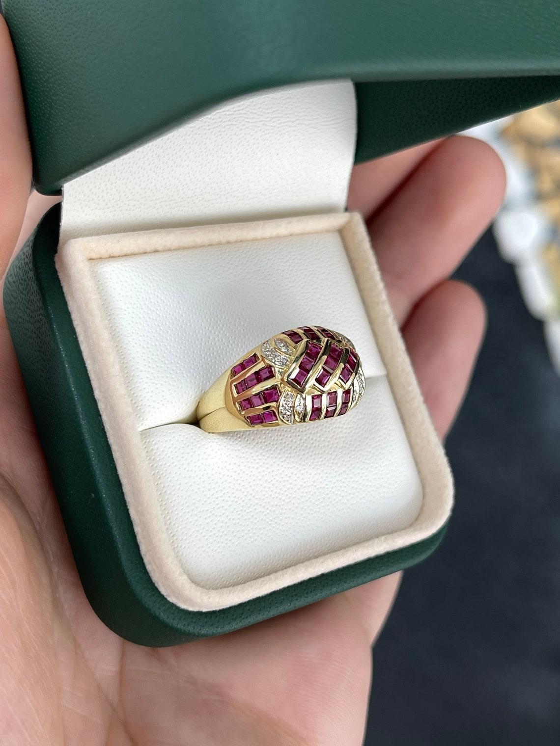 18K Gold 0,95tcw Rubin & Diamant-Cluster-Cluster-Ring mit breitem Band, Rubin-Bomber-Ring mit Rubin, feiner Schmuck im Zustand „Neu“ im Angebot in Jupiter, FL