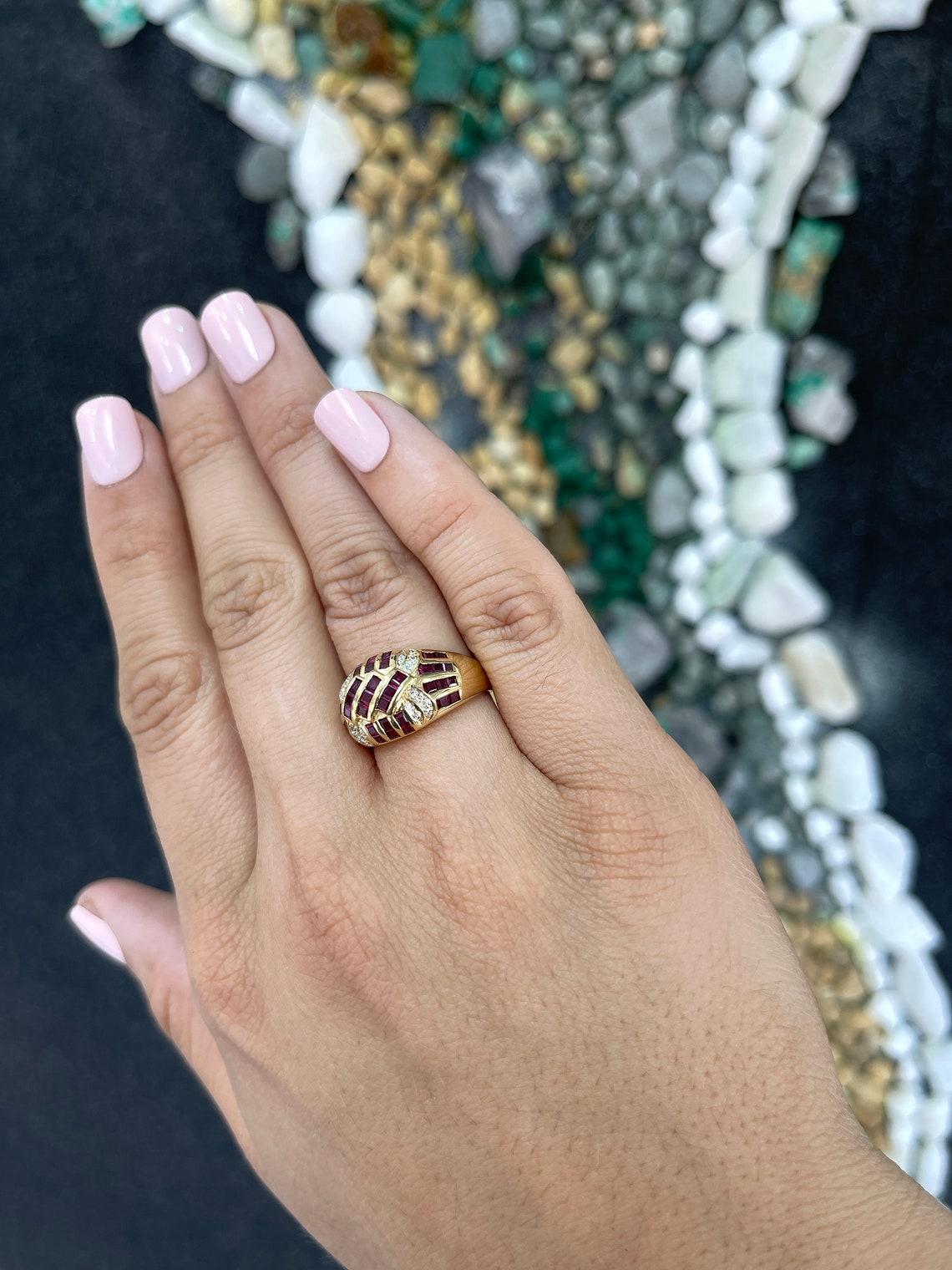 18K Gold 0,95tcw Rubin & Diamant-Cluster-Cluster-Ring mit breitem Band, Rubin-Bomber-Ring mit Rubin, feiner Schmuck im Angebot 1
