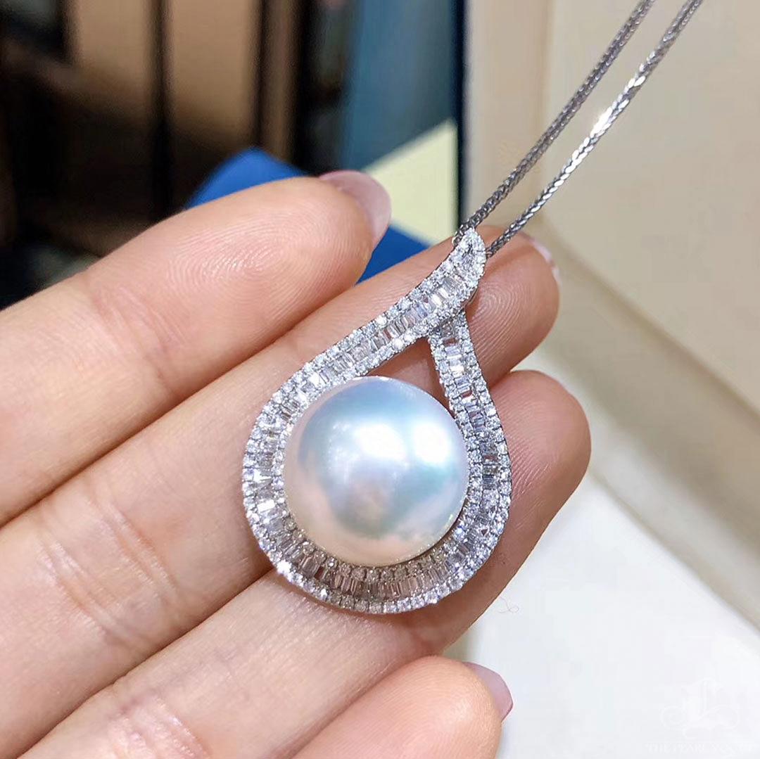 【Sculpted Geometry】Tearlight Aurora South Sea Pearl Deco Diamond Pendant In New Condition For Sale In New York, NY
