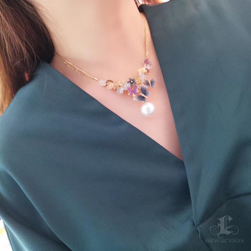This exquisite necklace features a high-luster 16-17mm South Sea pearl, renowned for its exceptional size and luminous glow. Crafted with diamond powder sandblasting technology, the intricate floral and butterfly design exhibits a refined texture