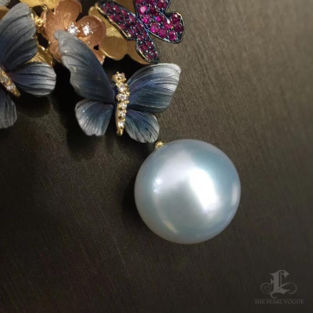 Butterfly Bloom South Sea Pearl Pendant Necklace with Diamond Dust Finish In New Condition In New York, NY