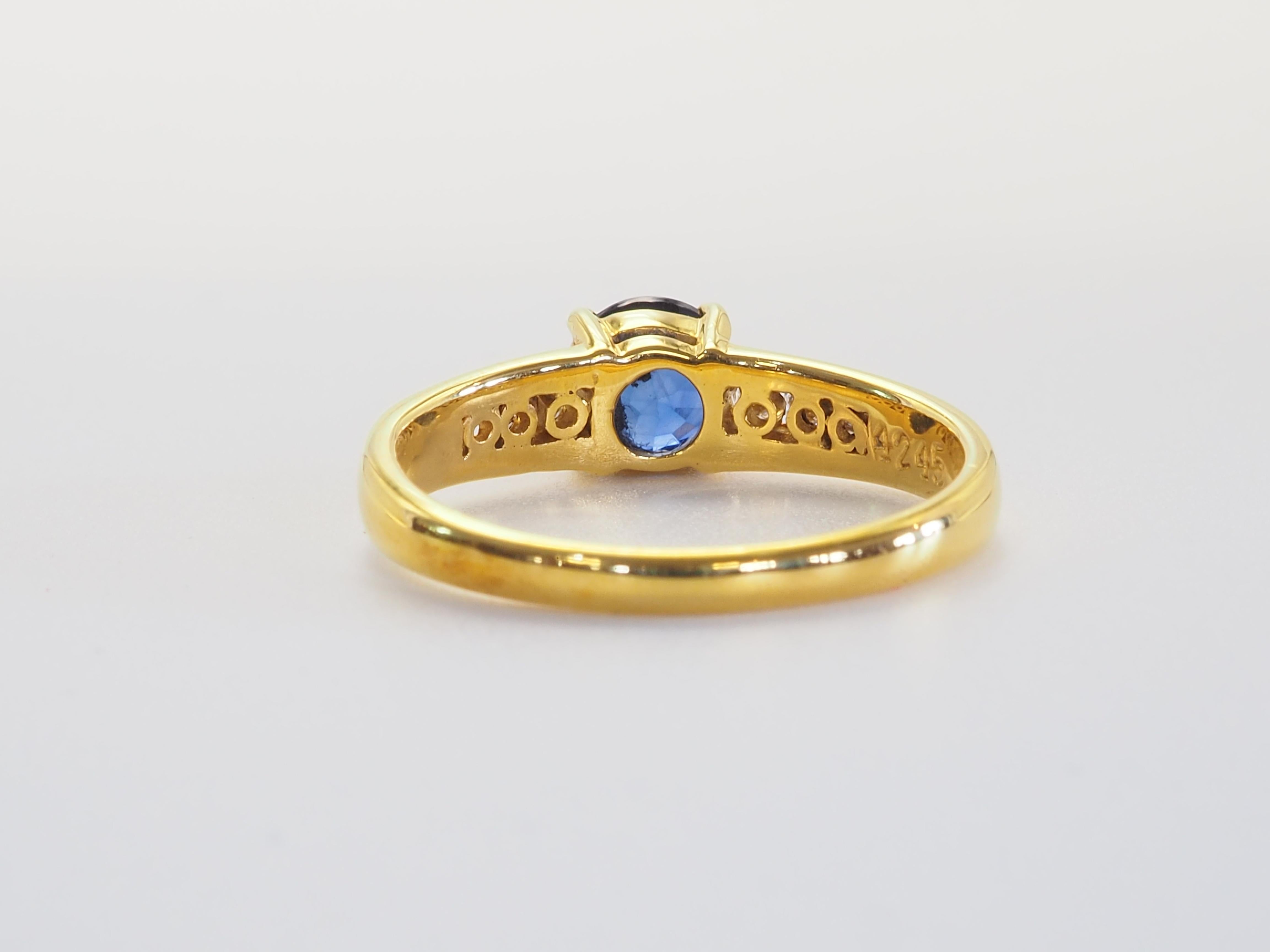 Als zeitloser Ausdruck raffinierter Eleganz präsentiert dieser Ring aus 18 Karat Gelbgold einen fesselnden blauen Saphir im Rundschliff von 0,98 Karat, der für seine reiche Tiefe und natürliche Brillanz geschätzt wird. Der Saphir ist in einer