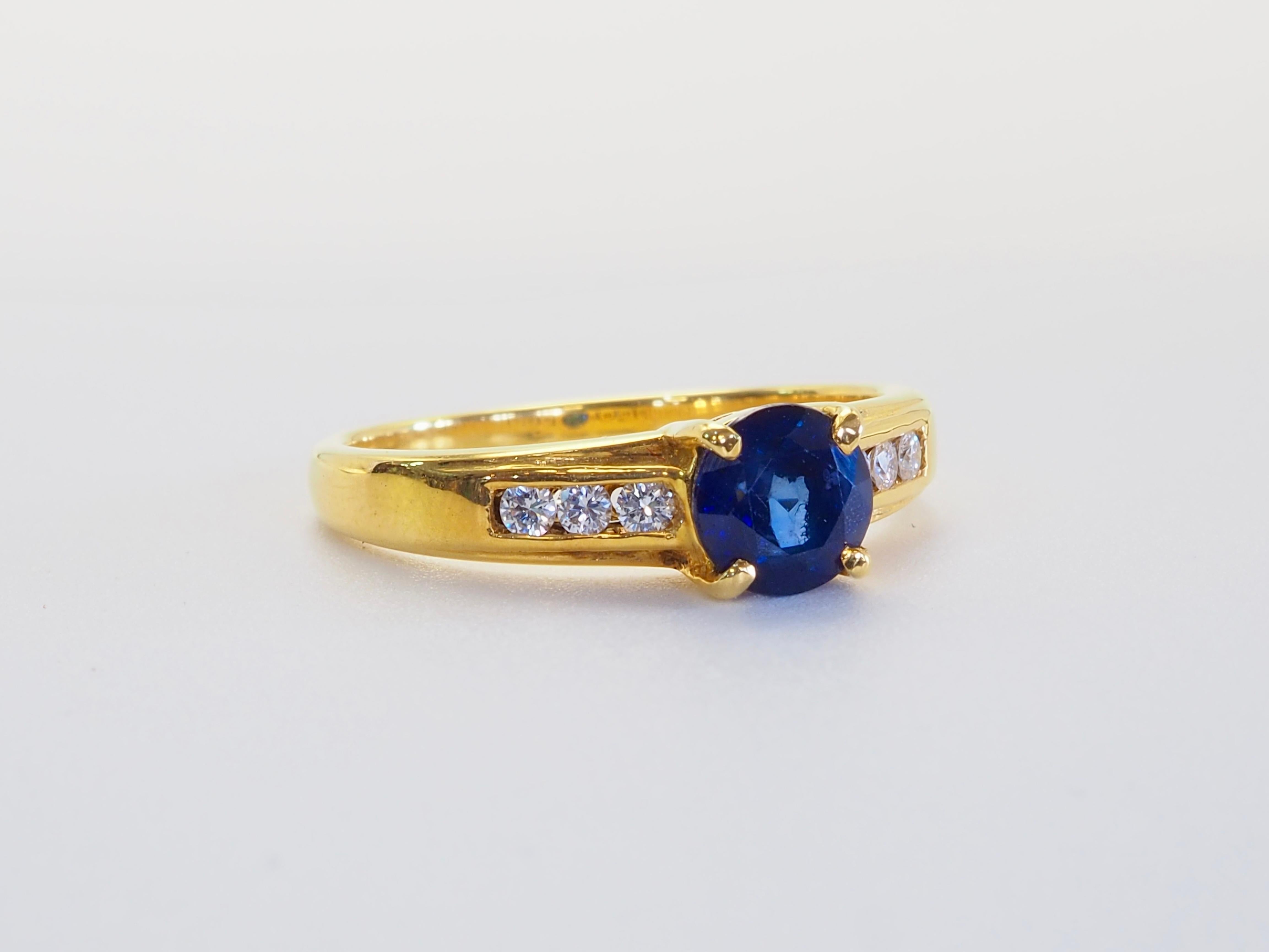 18K Gold 0,98ct abgerundeter thailändischer blauer Saphir & 0,12ct Diamant Bandring (Rundschliff) im Angebot