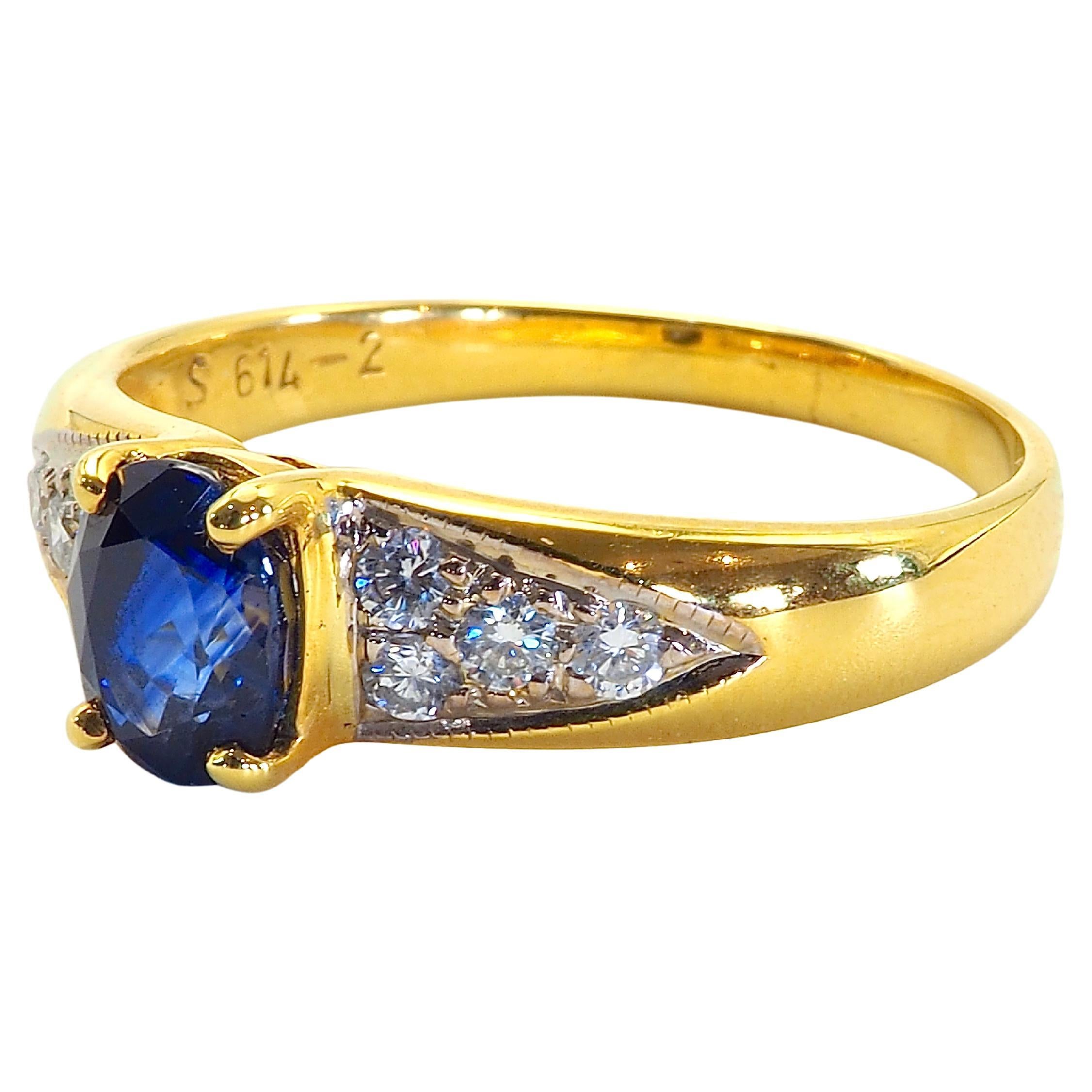 Bague à large bande munie d'un saphir bleu ovale de tonalité moyenne et de bonne saturation et de diamants étincelants. Parfait pour être porté tous les jours. Pour ceux qui aiment les pierres précieuses bleues.

Détails du produit :

Métal : or