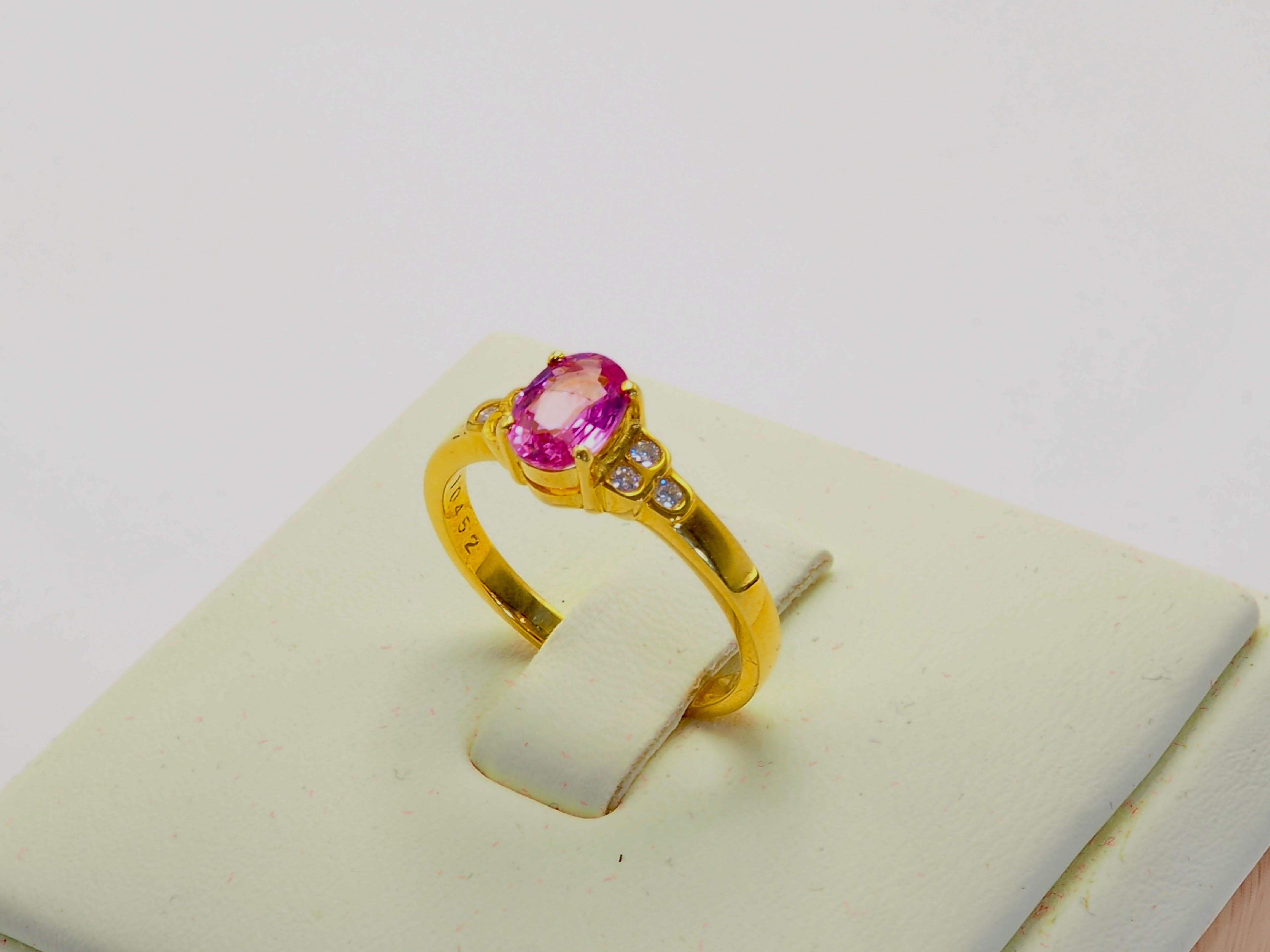Oval Cut 18K Gold 1.00ct Oval Pink Sapphire & 0.08ct Diamond Fine Engagement Ring For Sale