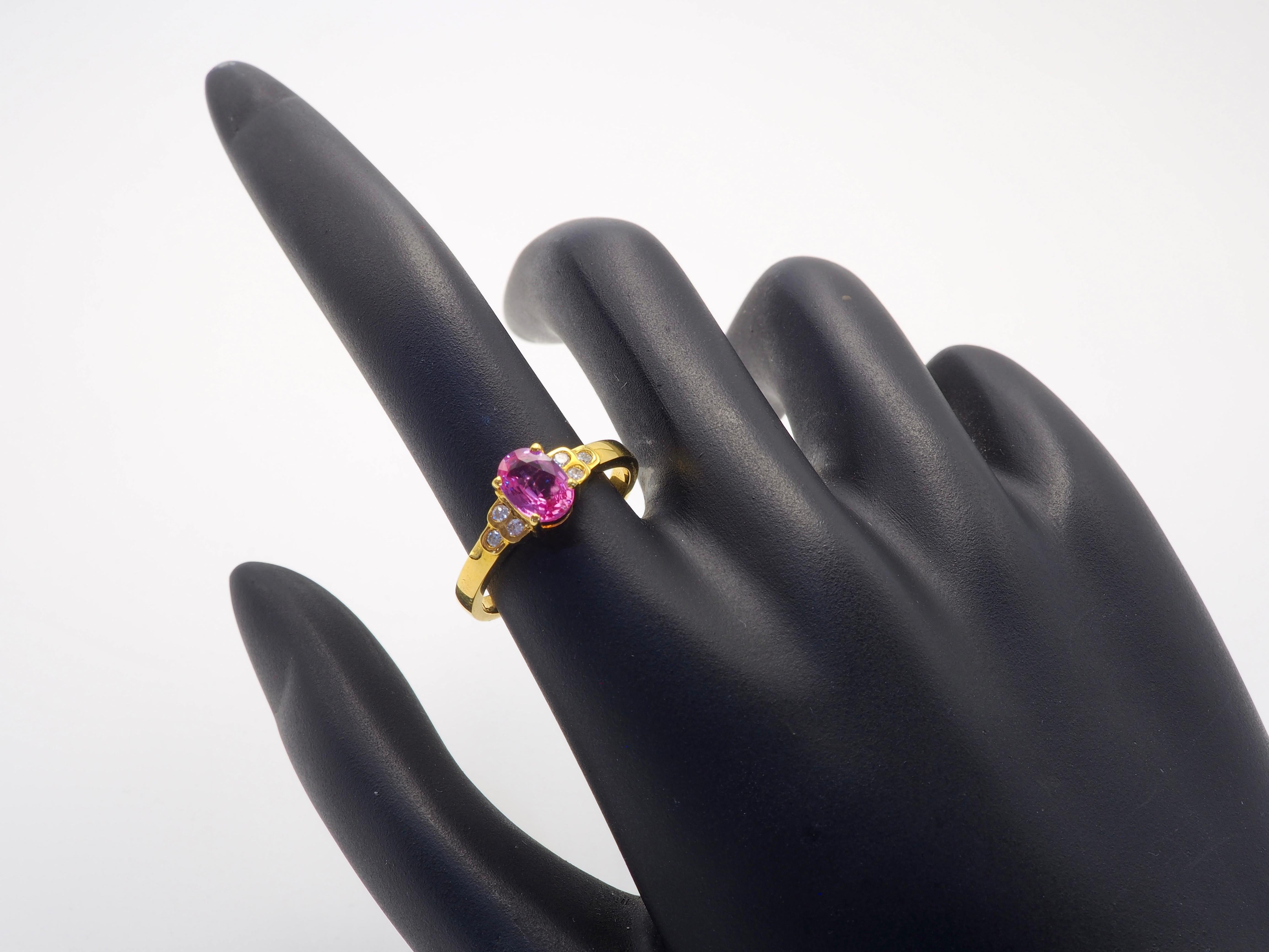18K Gold 1.00ct Oval Pink Sapphire & 0.08ct Diamond Fine Engagement Ring In New Condition For Sale In เกาะสมุย, TH