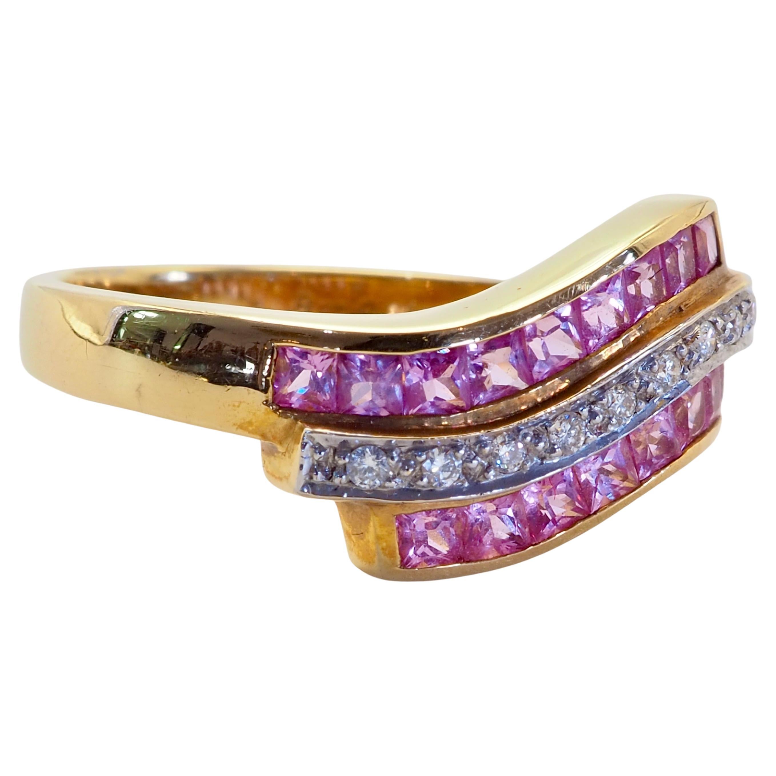 18K Gold 1.00ct Squared Pink Sapphire & 0.07ct Diamond Wavy Band Ring In New Condition For Sale In เกาะสมุย, TH