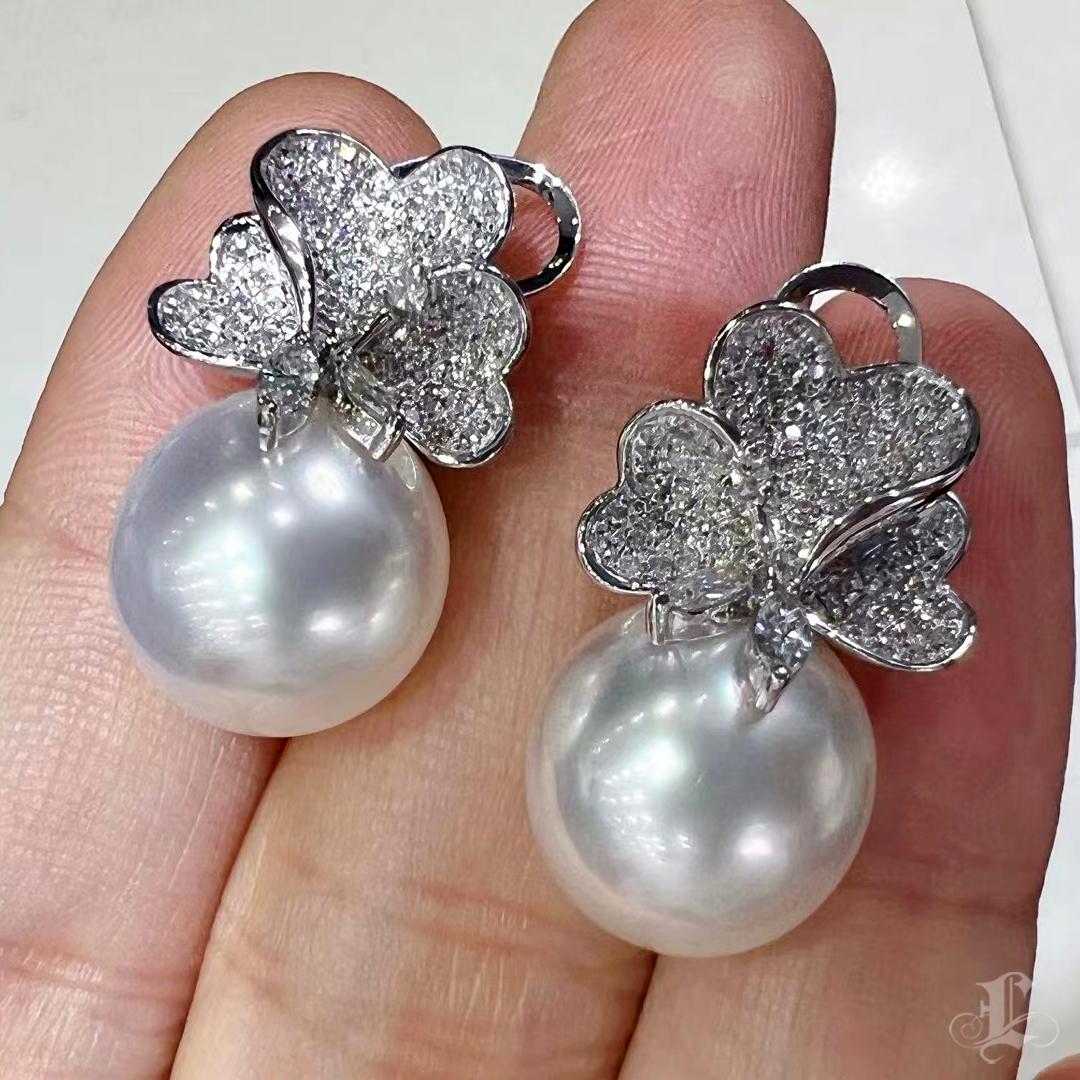 【Vine Symphony】Butterfly Bloom Aurora South Sea Pearl Diamond Pendientes de noche en Nuevo estado para la venta en New York, NY