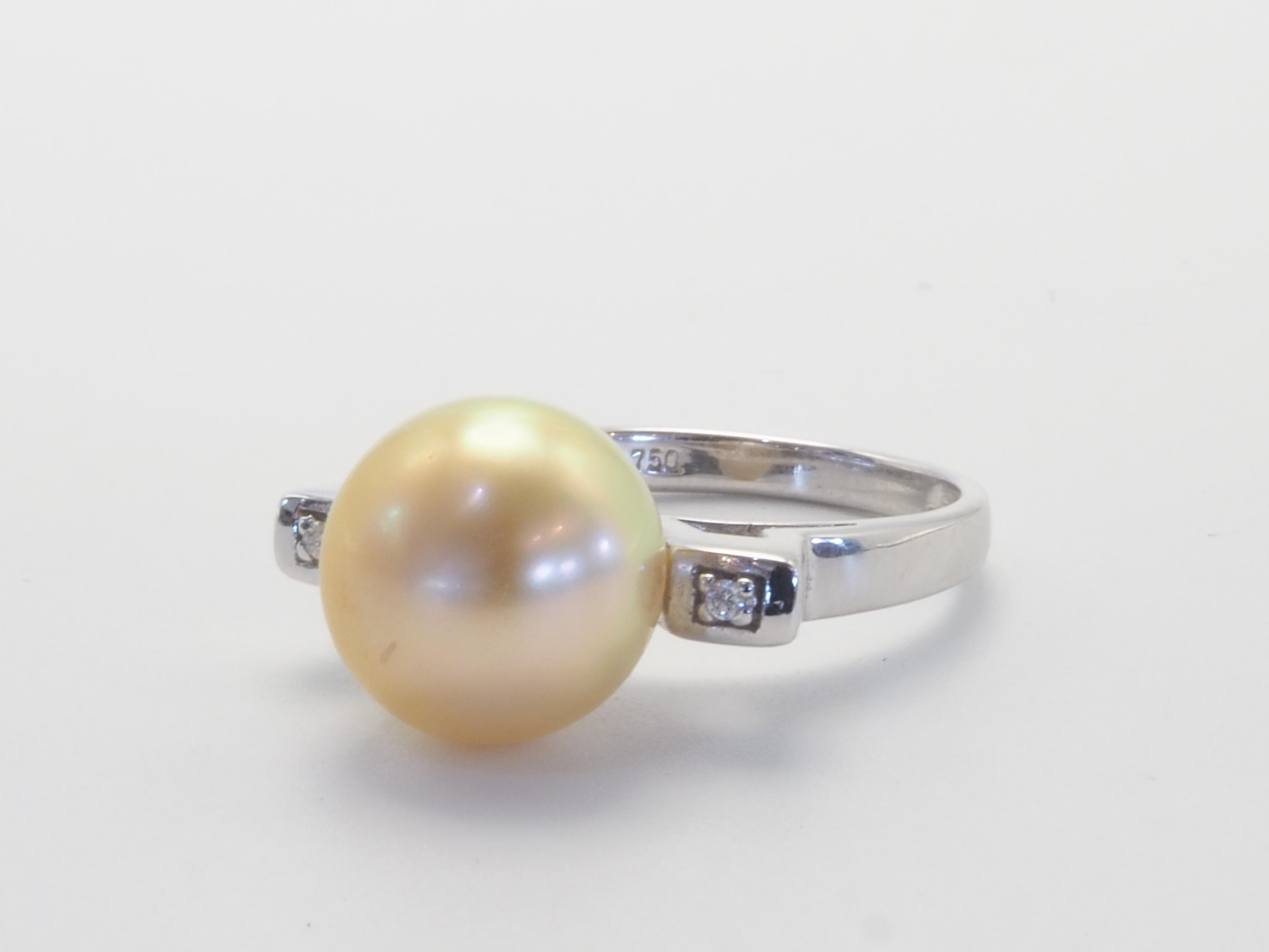 Cette brillante bague en or 18 carats est ornée d'une rare et magnifique perle des mers du Sud en or ! La perle est presque ronde et présente peu de défauts visibles. Le diamètre de la perle est d'environ 10,4 mm ! La perle est célèbre pour être la