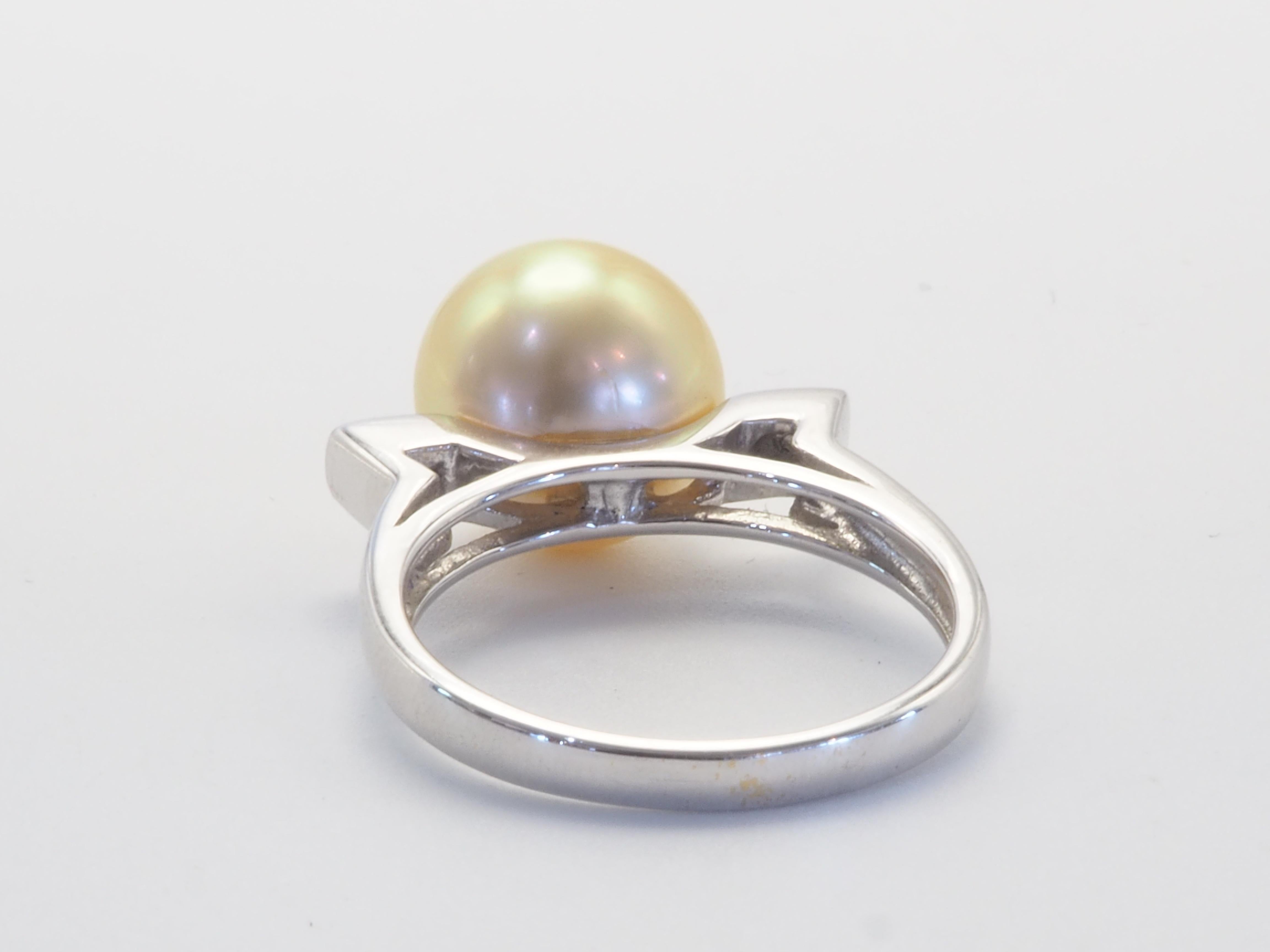 Taille ronde Bague cocktail en or blanc 18 carats, perle dorée des mers du Sud de 10,4 mm et diamant de 0,03 carat en vente