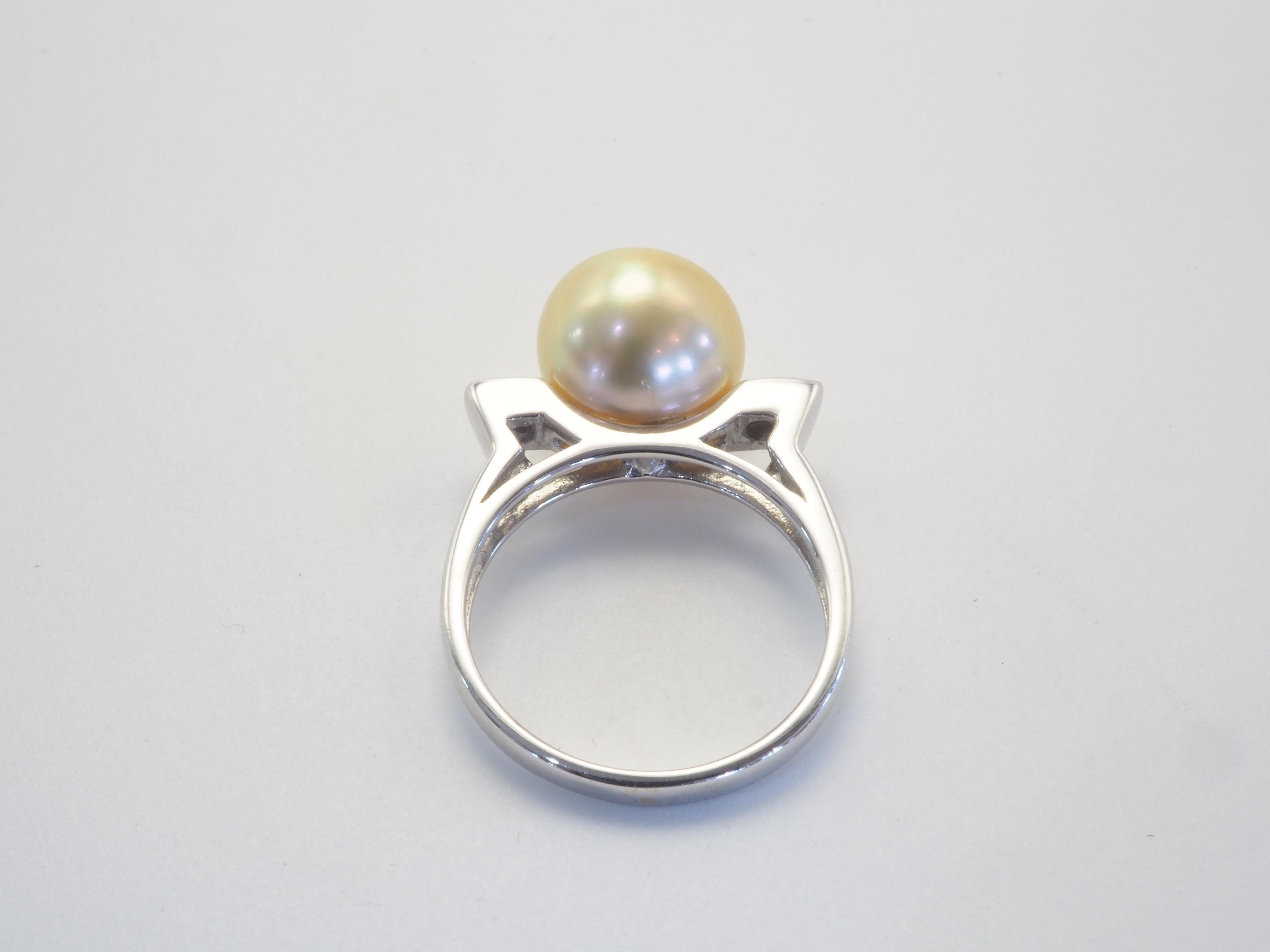 Bague cocktail en or blanc 18 carats, perle dorée des mers du Sud de 10,4 mm et diamant de 0,03 carat Excellent état - En vente à เกาะสมุย, TH