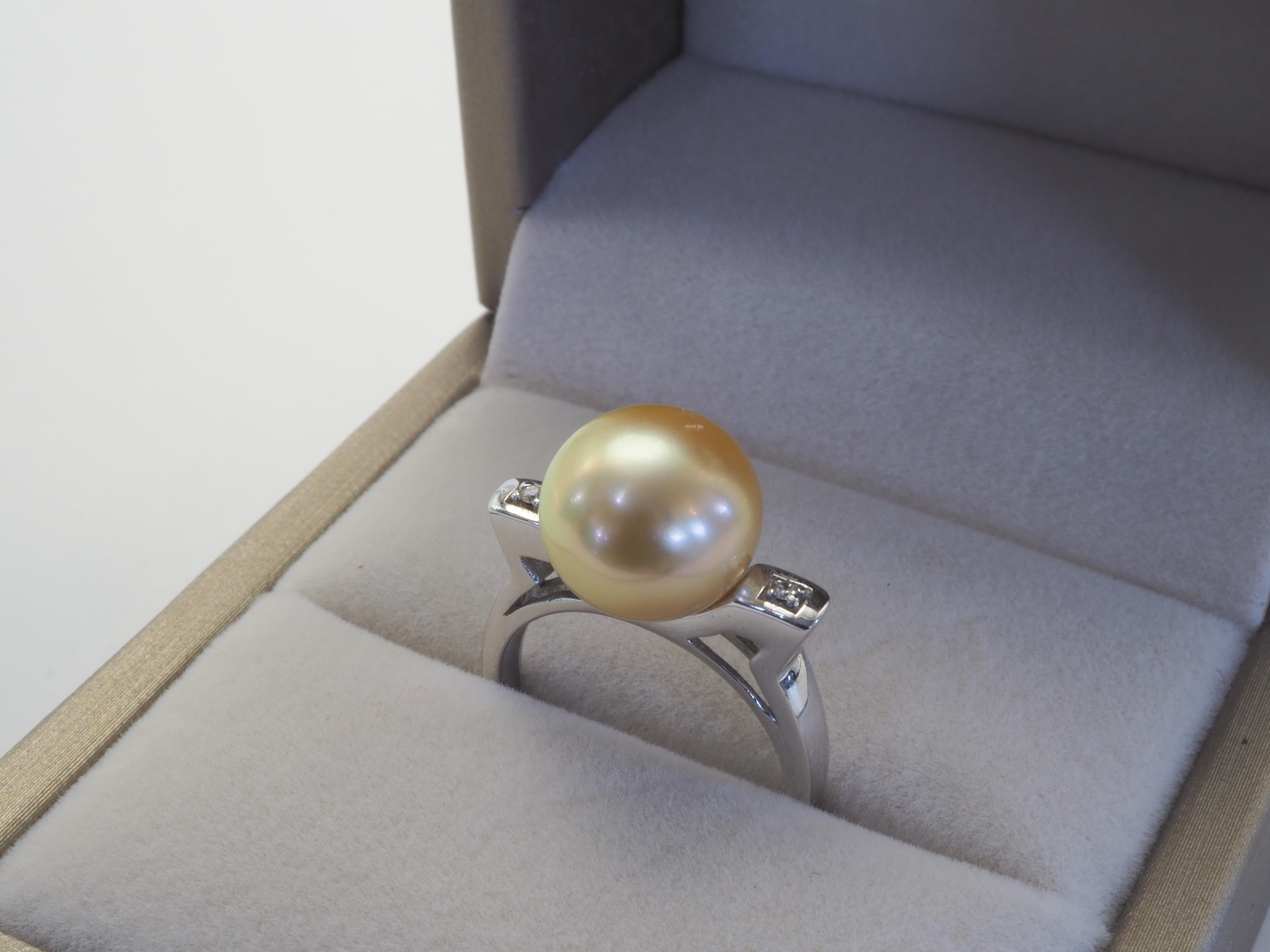 Bague cocktail en or blanc 18 carats, perle dorée des mers du Sud de 10,4 mm et diamant de 0,03 carat Pour femmes en vente