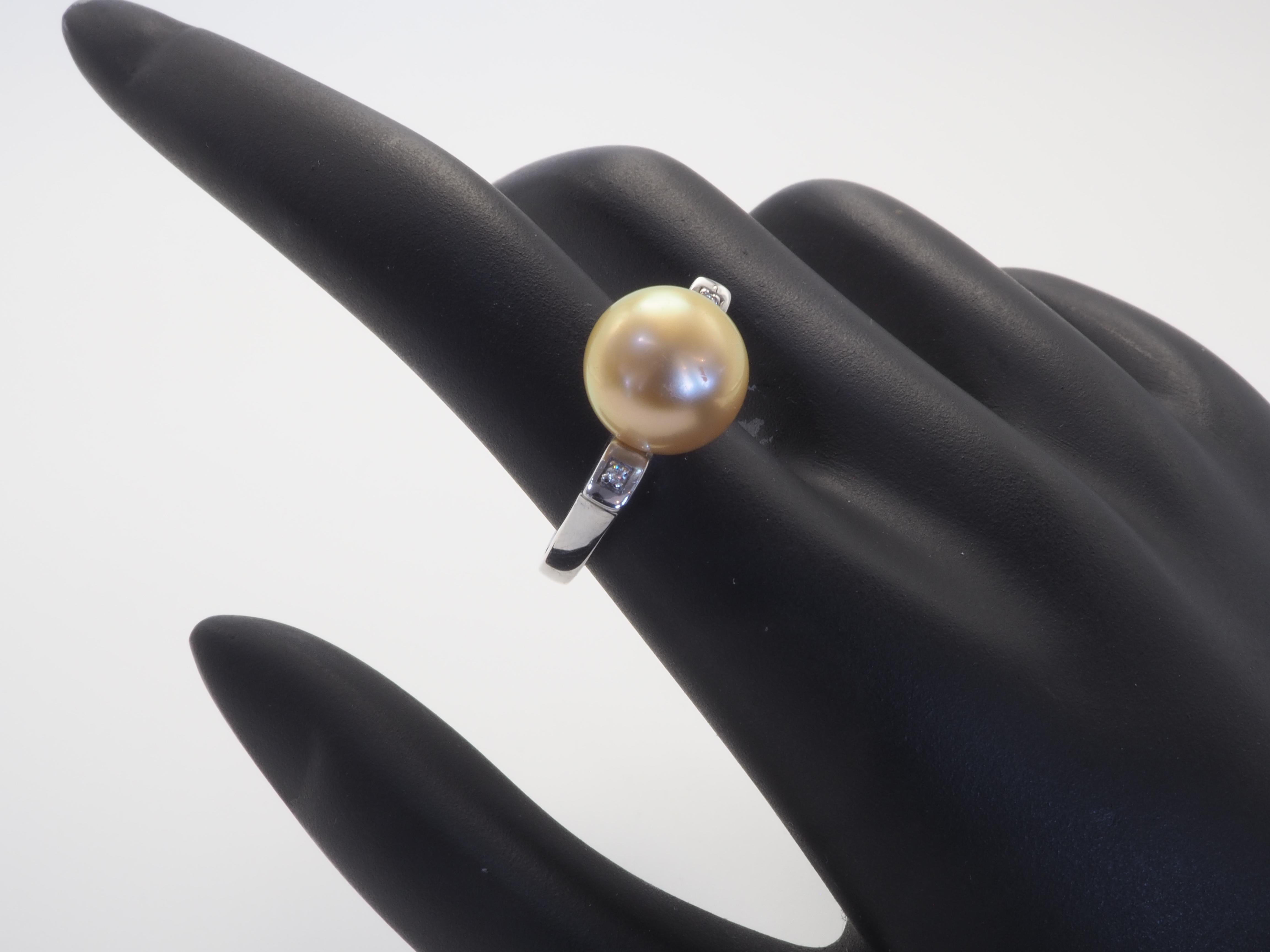 Bague cocktail en or blanc 18 carats, perle dorée des mers du Sud de 10,4 mm et diamant de 0,03 carat en vente 1