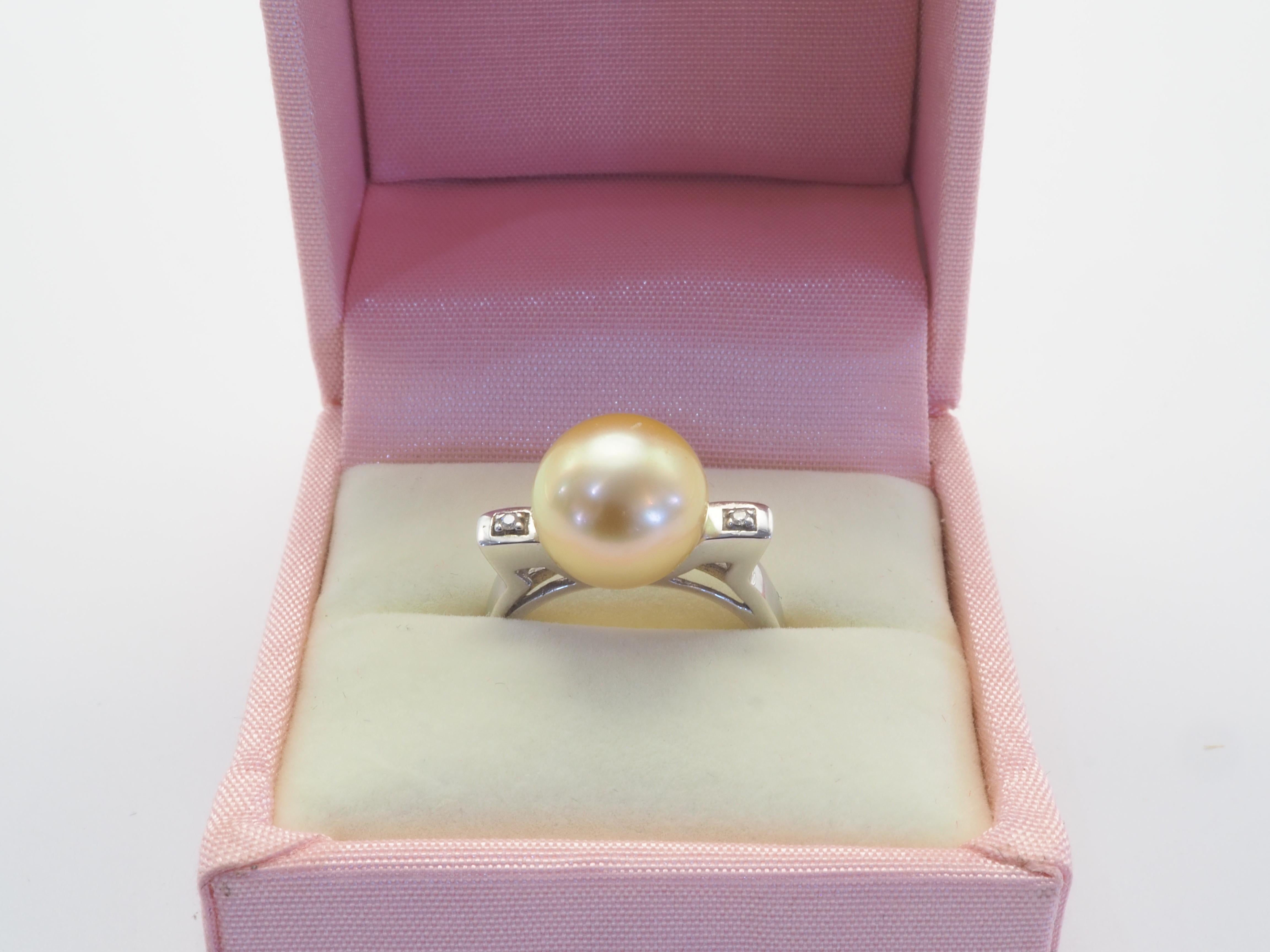 Bague cocktail en or blanc 18 carats, perle dorée des mers du Sud de 10,4 mm et diamant de 0,03 carat en vente 2