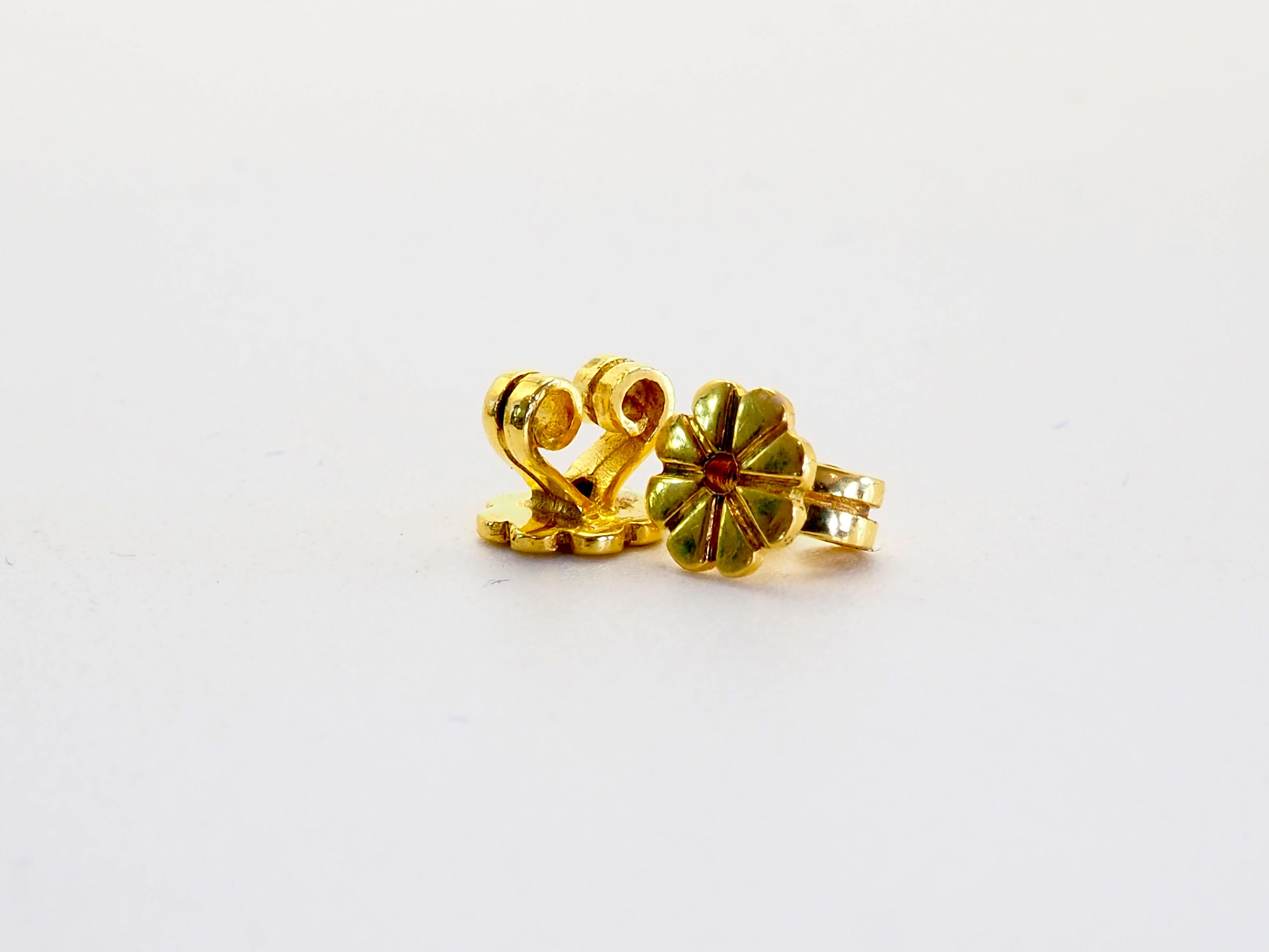 18K Gold 1.05ct Red Ruby & 0.06ct Diamond Winged Stud Earrings In New Condition For Sale In เกาะสมุย, TH