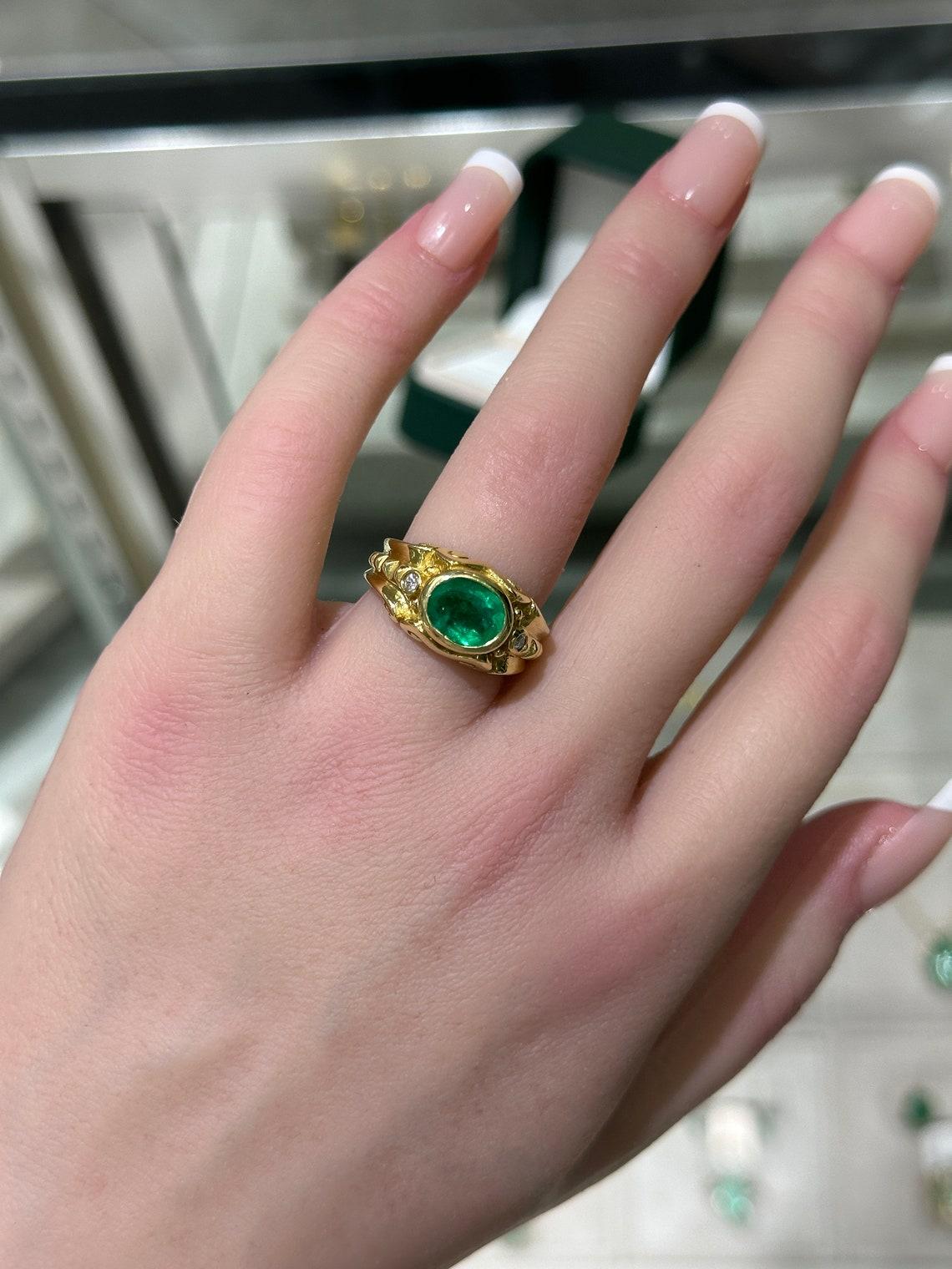 Modern 18K Gold 1.05tcw Oval Colombian Emerald & Diamond Ring, Antique Bezel Set Design For Sale