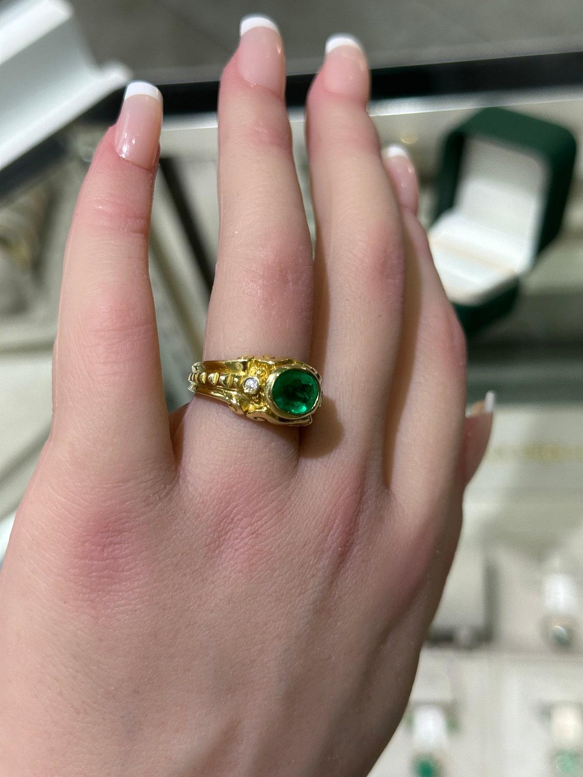 18K Gold 1.05tcw Oval Colombian Emerald & Diamond Ring, Antique Bezel Set Design In New Condition For Sale In Jupiter, FL