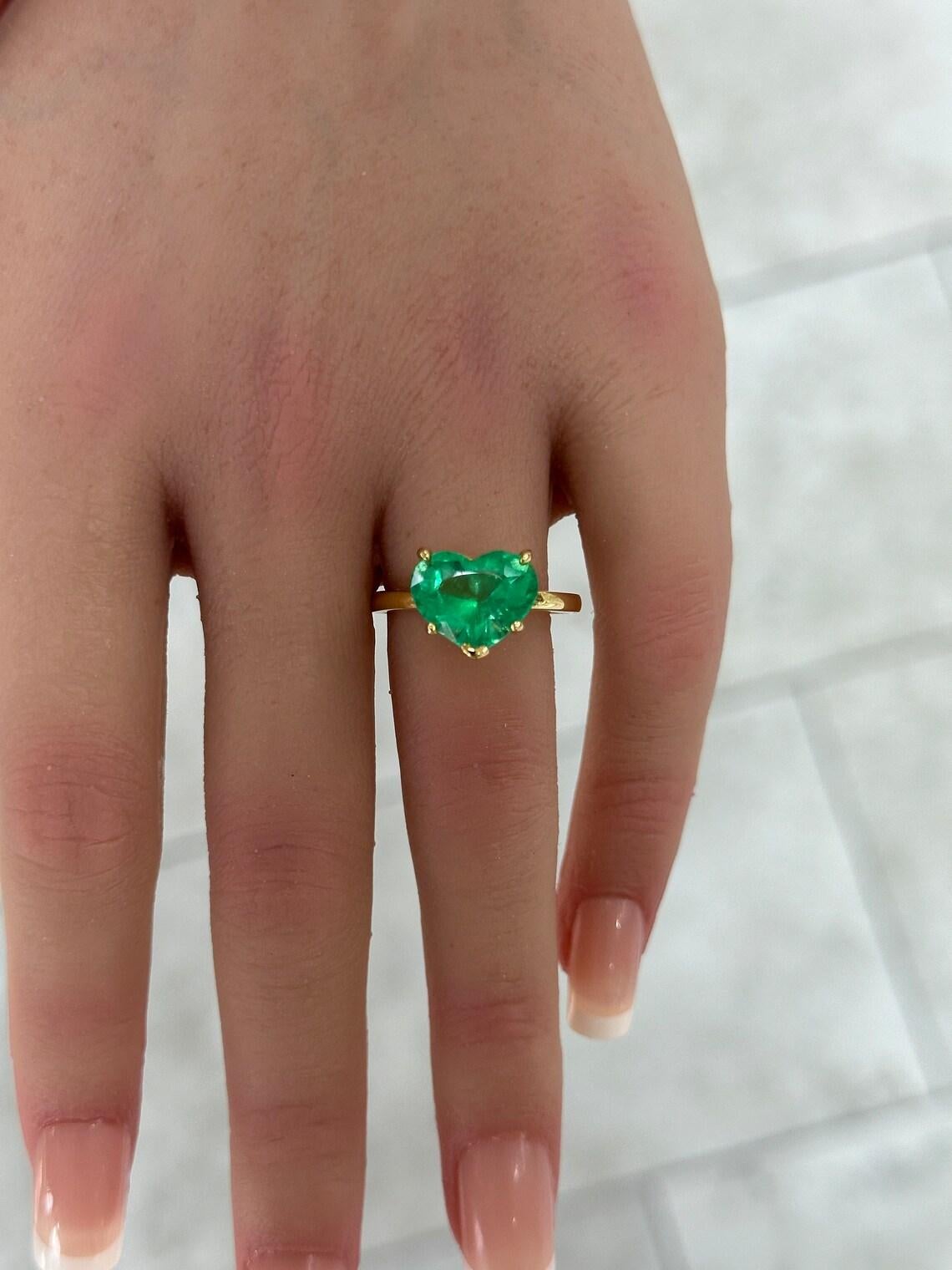 Modern 18K Gold 1.05tcw Oval Colombian Emerald & Diamond Three Stone Ring, Antique For Sale