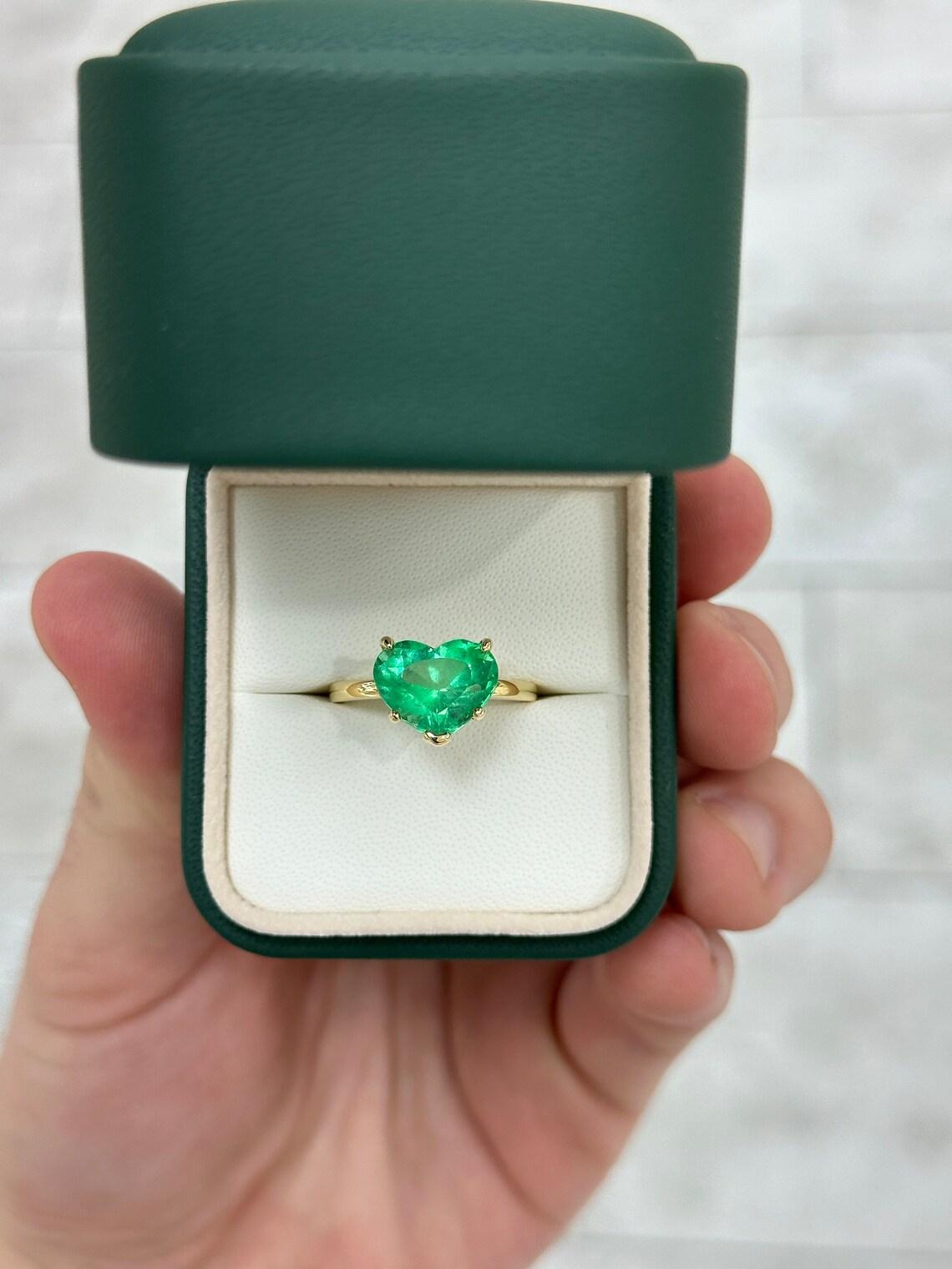 18K Gold 1.05tcw Oval Colombian Emerald & Diamond Three Stone Ring, Antique In New Condition For Sale In Jupiter, FL
