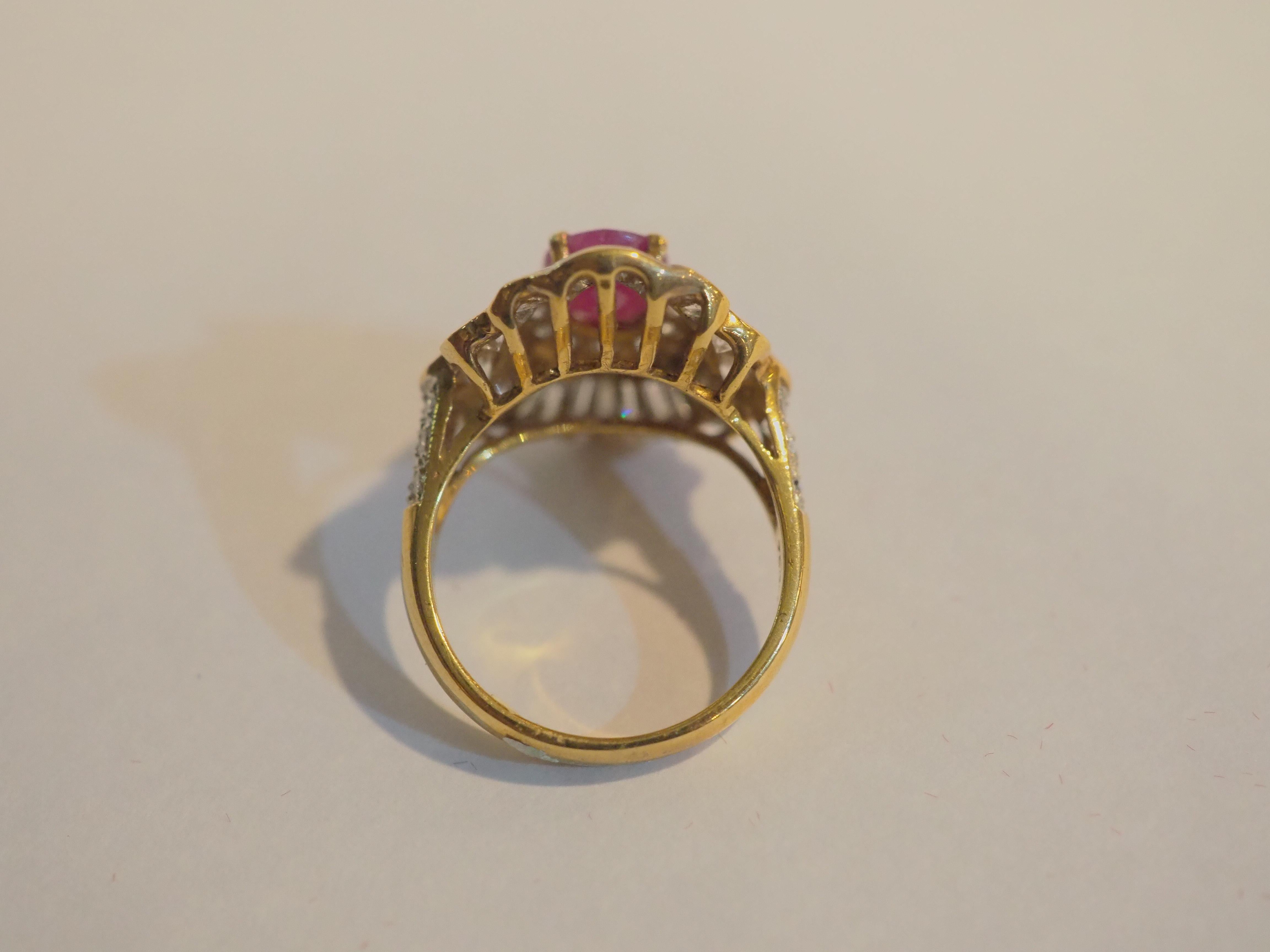 18k Gold 1.06 Carat Oval Burma Ruby & 1.41 Carat Diamond Cocktail Ring In Excellent Condition For Sale In เกาะสมุย, TH
