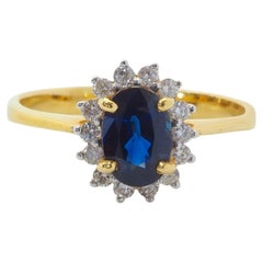 Bague « Sunburst » en or 18 carats, sertie d'un saphir bleu ovale de 1,07 ct et d'un halo de diamants de 0,20 ct