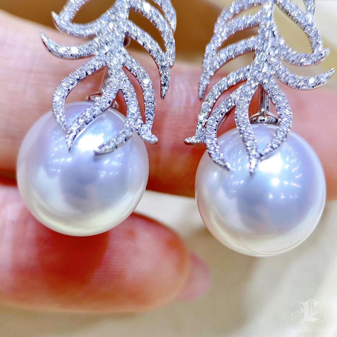 【Crown Radiance】Feather-Line Aurora South Sea Pearl Diamond Evening Earrings In New Condition For Sale In New York, NY