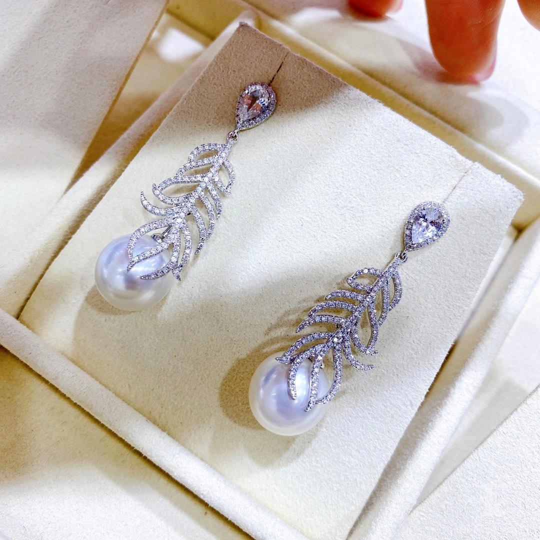 【Crown Radiance】Feather-Line Aurora South Sea Pearl Diamond Evening Earrings For Sale 1