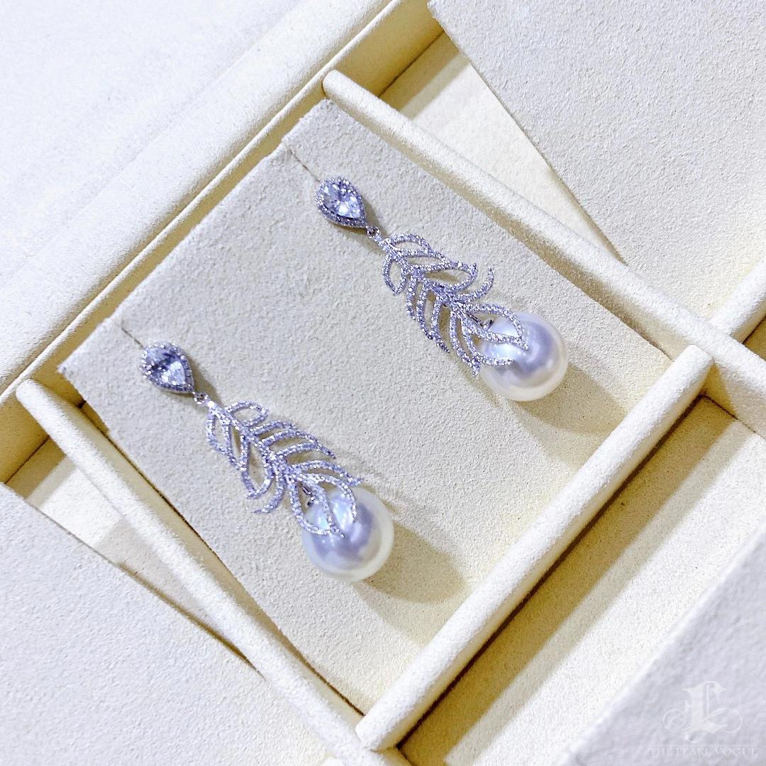 【Crown Radiance】Feather-Line Aurora South Sea Pearl Diamond Evening Earrings For Sale 3