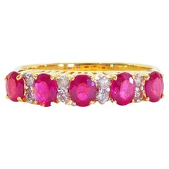 Anillo de oro de 18 quilates con cinco rubíes ovalados de 1,09 ct y un diamante de 0,12 ct