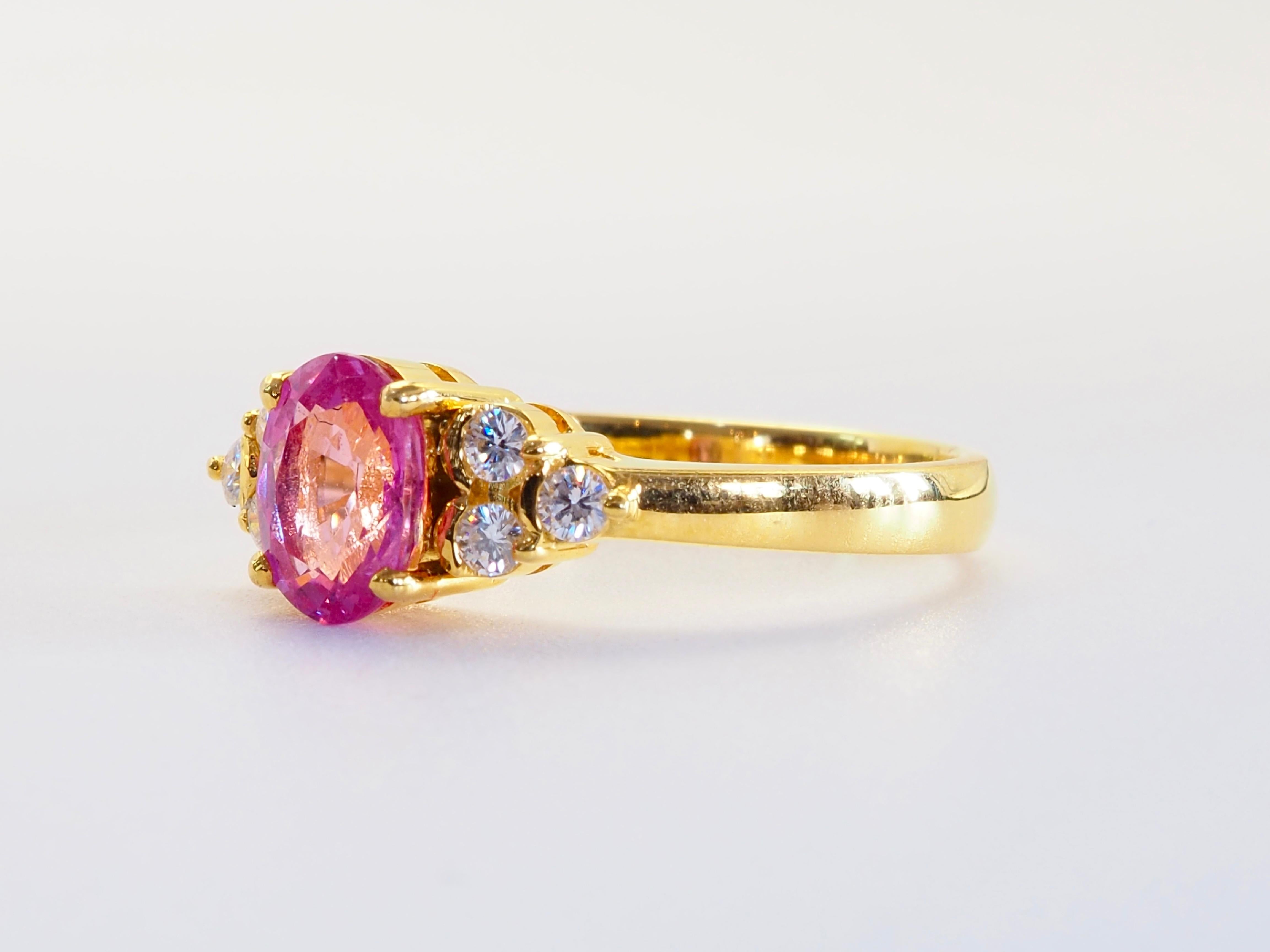 Raffinato anello di fidanzamento classico e molto prezioso in oro giallo massiccio 18 carati. La gemma principale è il raro e pregiato zaffiro ovale di colore rosa, con una buona saturazione e limpidezza. Il colore è un rosa molto saturo e molto