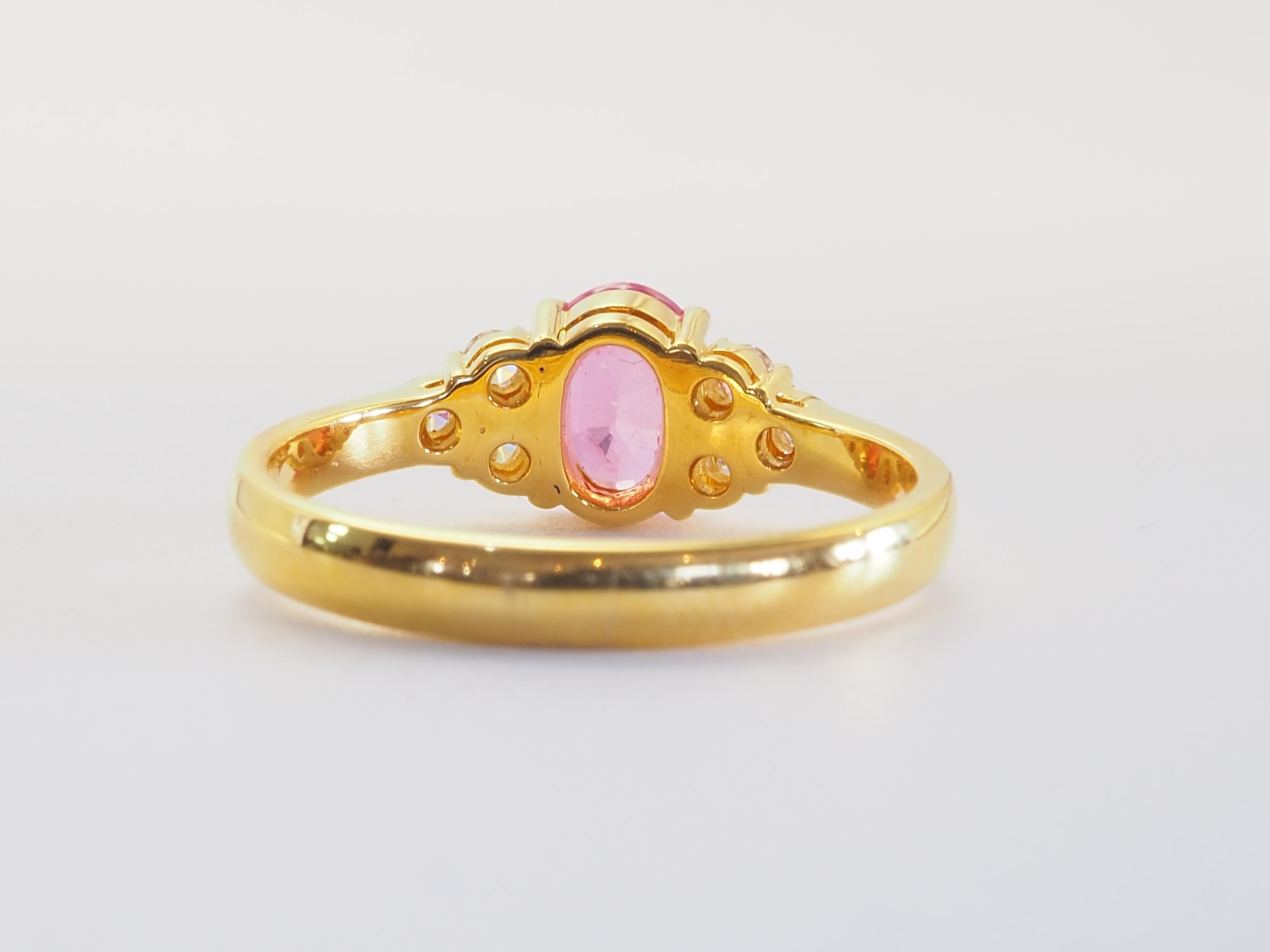 Taglio ovale Anello di fidanzamento in oro 18 carati con zaffiro rosa ovale da 1,09 carati e diamante brillante da 0,14 carati in vendita