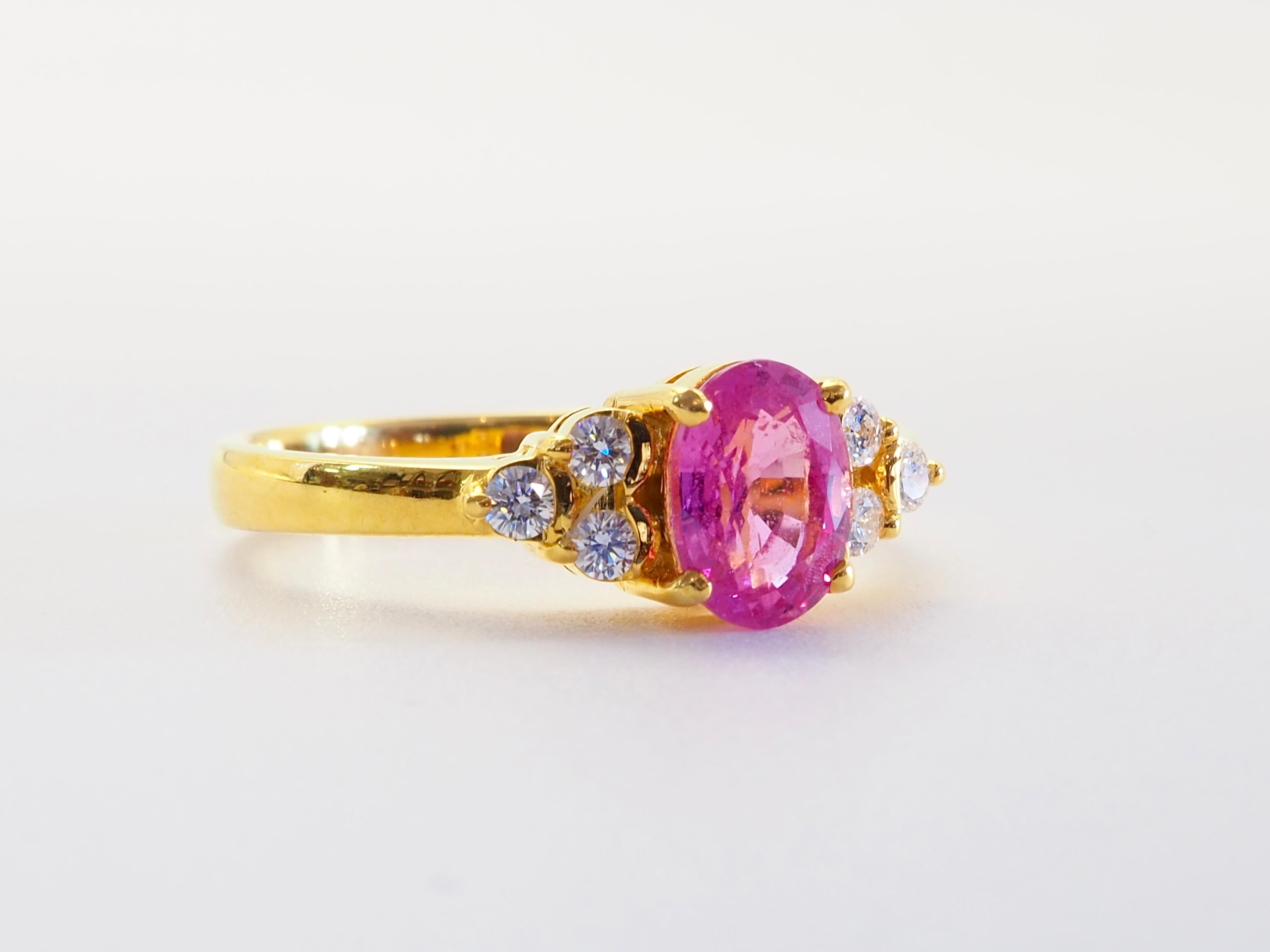 Anello di fidanzamento in oro 18 carati con zaffiro rosa ovale da 1,09 carati e diamante brillante da 0,14 carati In condizioni Nuovo in vendita a เกาะสมุย, TH