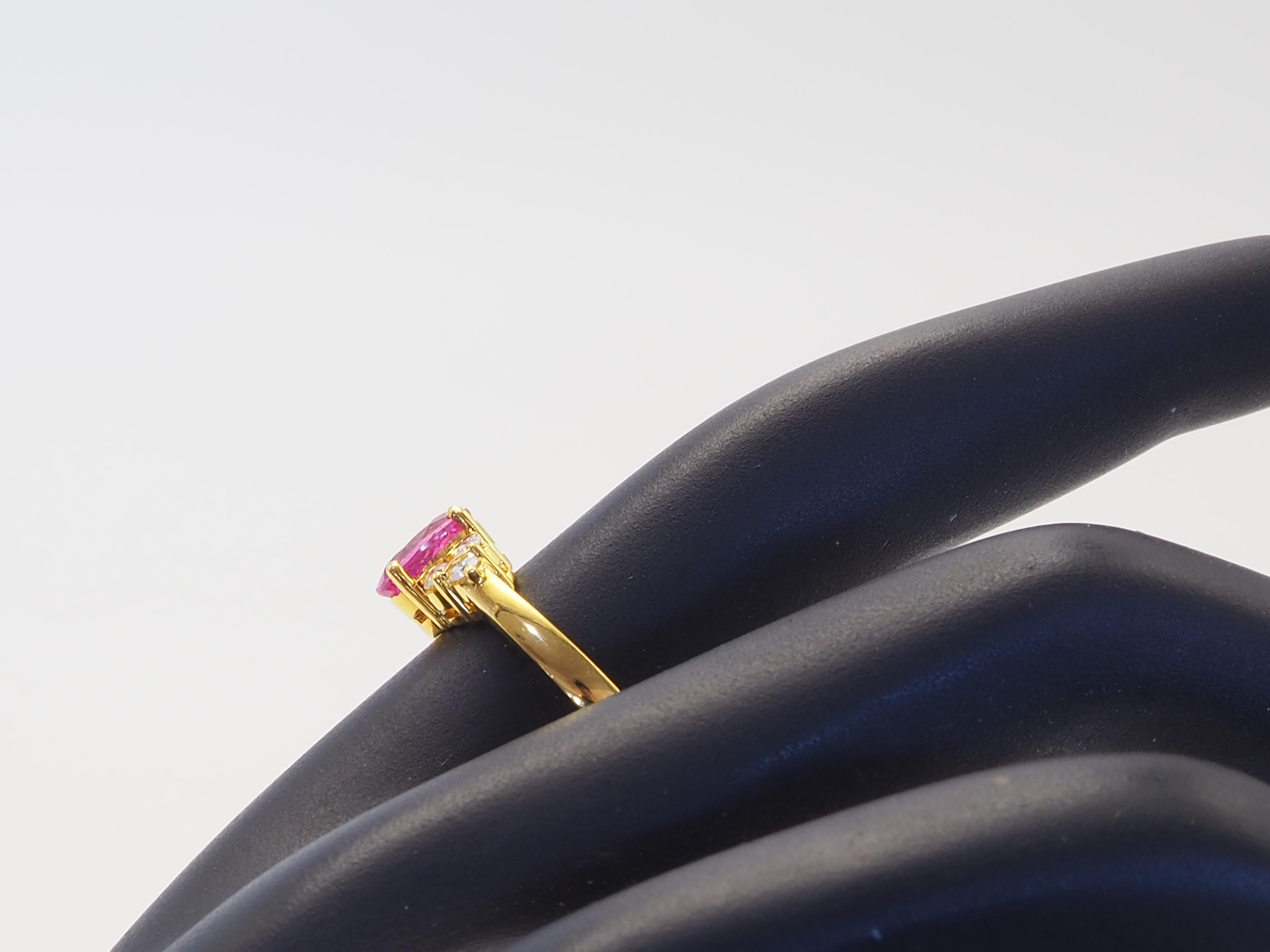 Anello di fidanzamento in oro 18 carati con zaffiro rosa ovale da 1,09 carati e diamante brillante da 0,14 carati in vendita 2