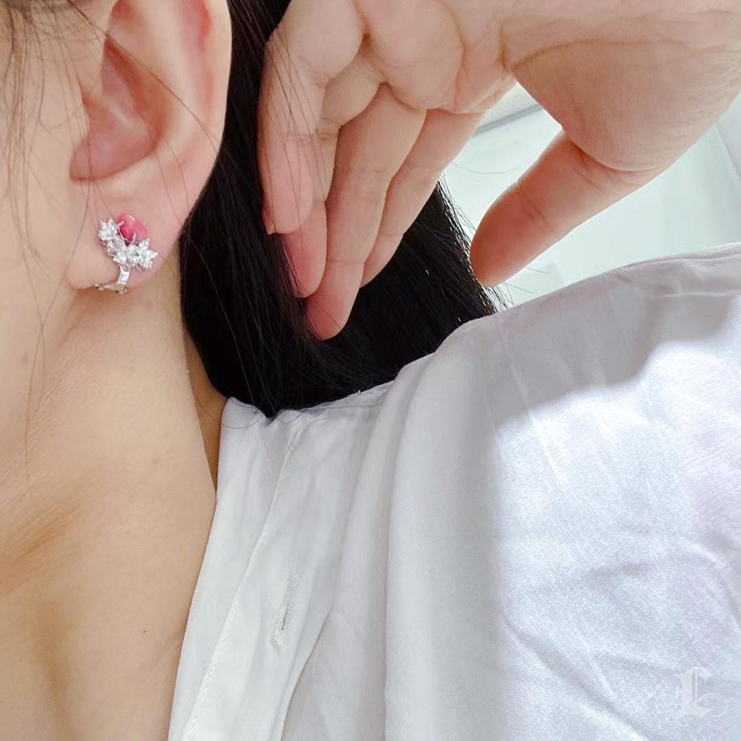 Inspired by the tender bloom of spring petals, these earrings feature flamingo pink conch pearls totaling 1.35 carats, each cradled by a burst of 1.0 carat of marquise and pear-cut diamonds. Though petite in scale, the conch pearls glow with