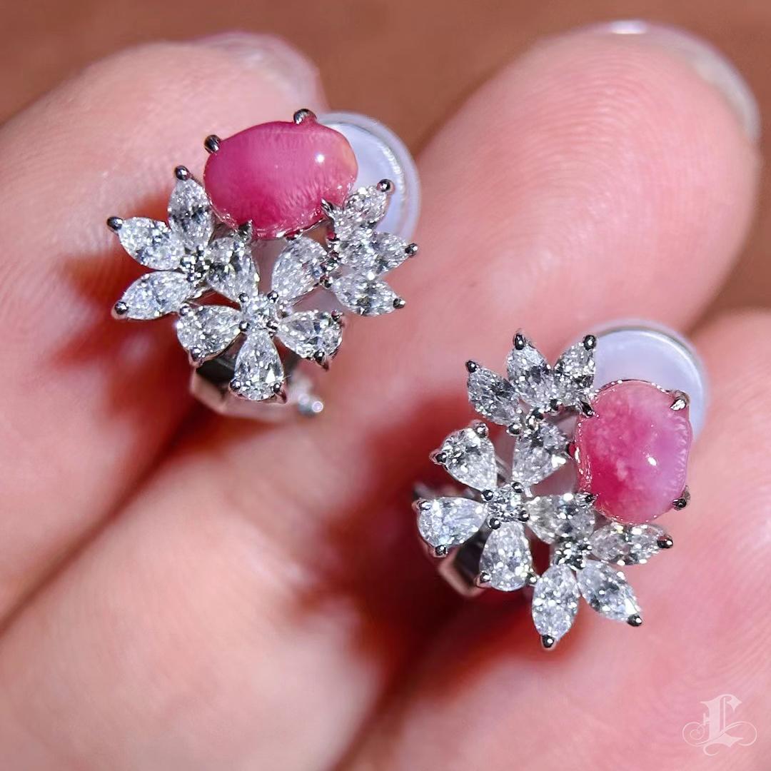 【Conchéa】Blooming Petals Conch Pearl & Diamond Earrings — 1.35ct In New Condition For Sale In New York, NY