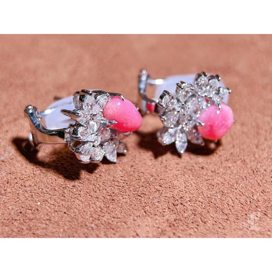 【Conchéa】Blooming Petals Conch Pearl & Diamond Earrings — 1.35ct For Sale 3